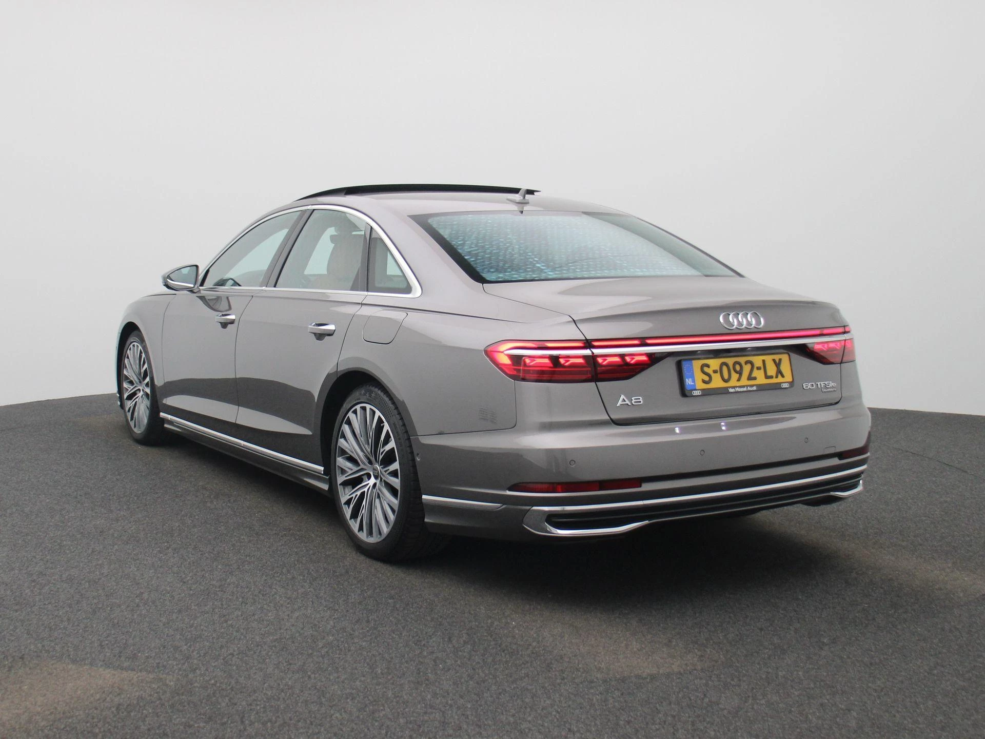 Audi A8 met kenteken 44100 – autofoto 3
