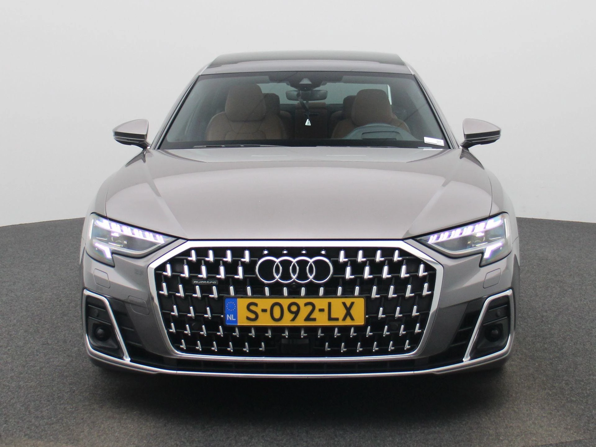 Audi A8 met kenteken 44100 – autofoto 4