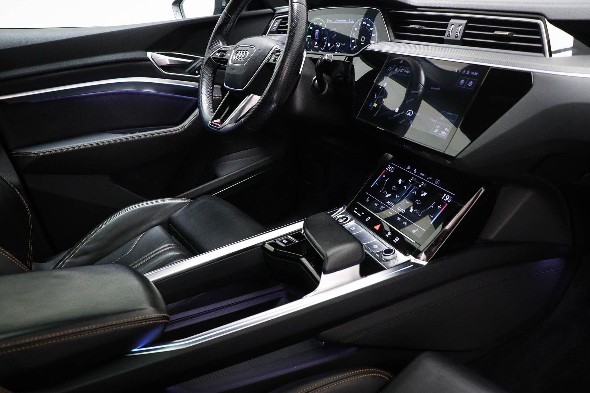 Audi e-tron met kenteken KXJ-20-G – autofoto 3