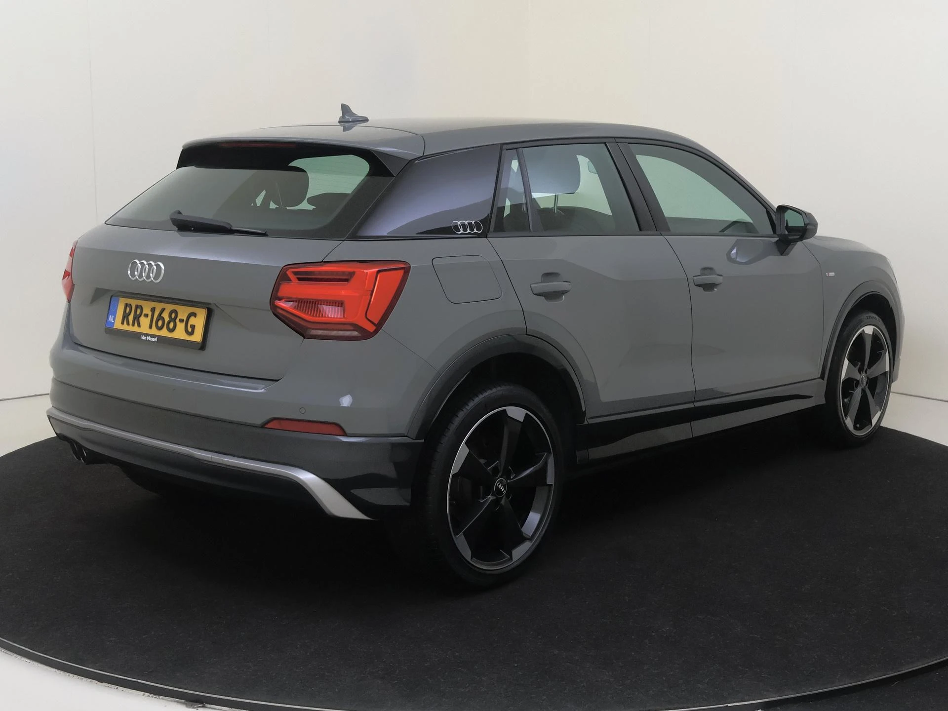 Audi Q2 met kenteken 63100 – autofoto 5