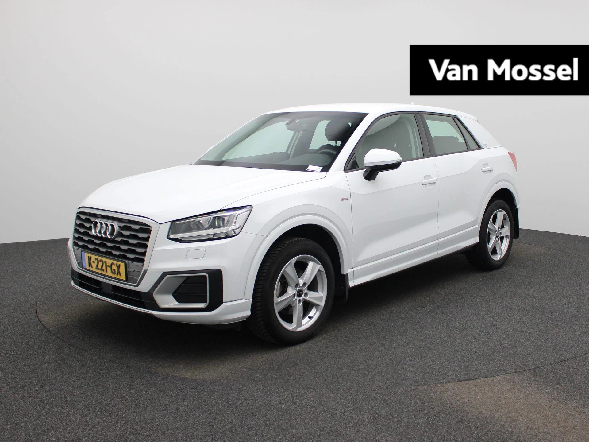 Audi Q2 met kenteken 64100 – autofoto 2