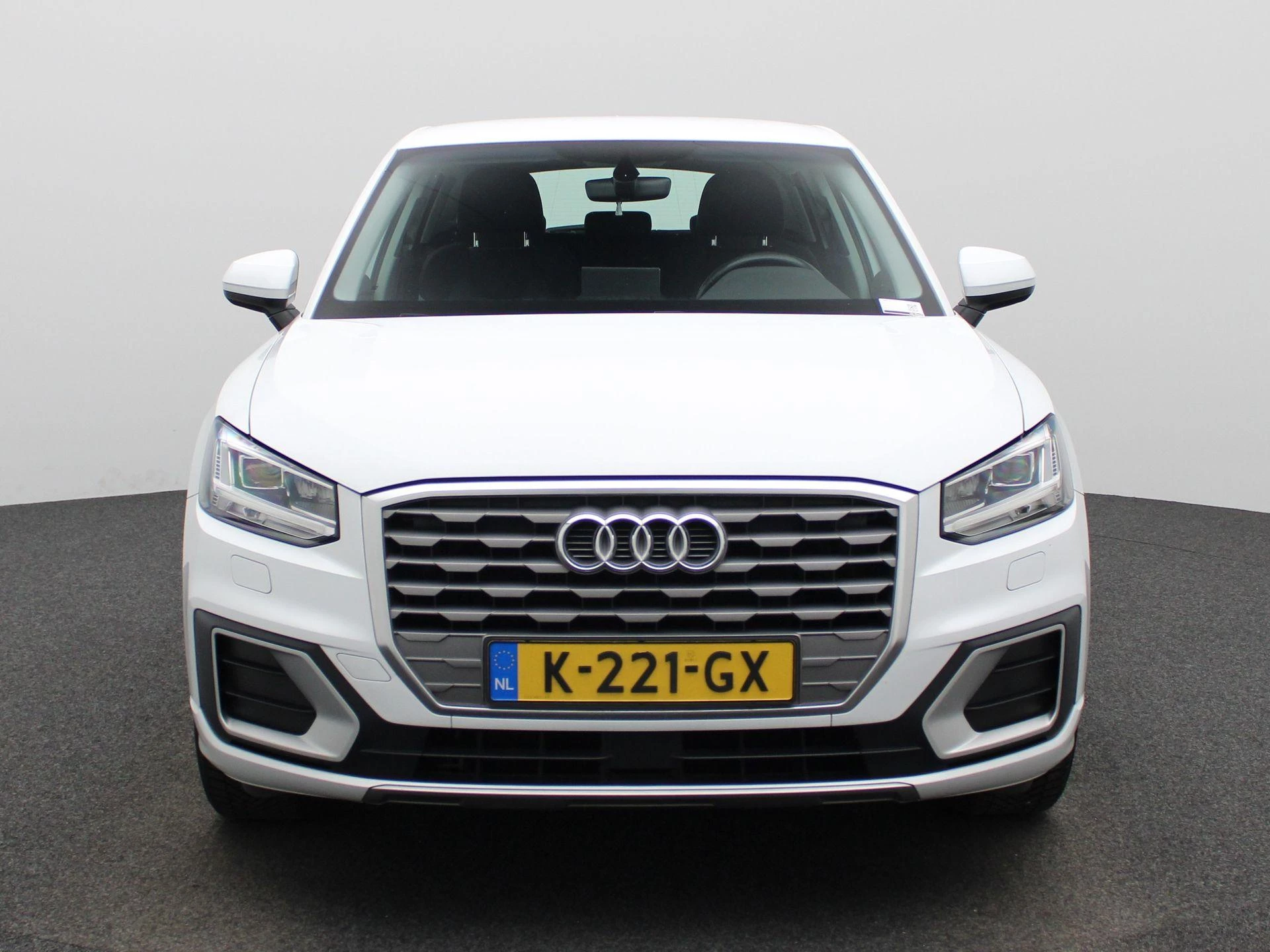 Audi Q2 met kenteken 64100 – autofoto 3