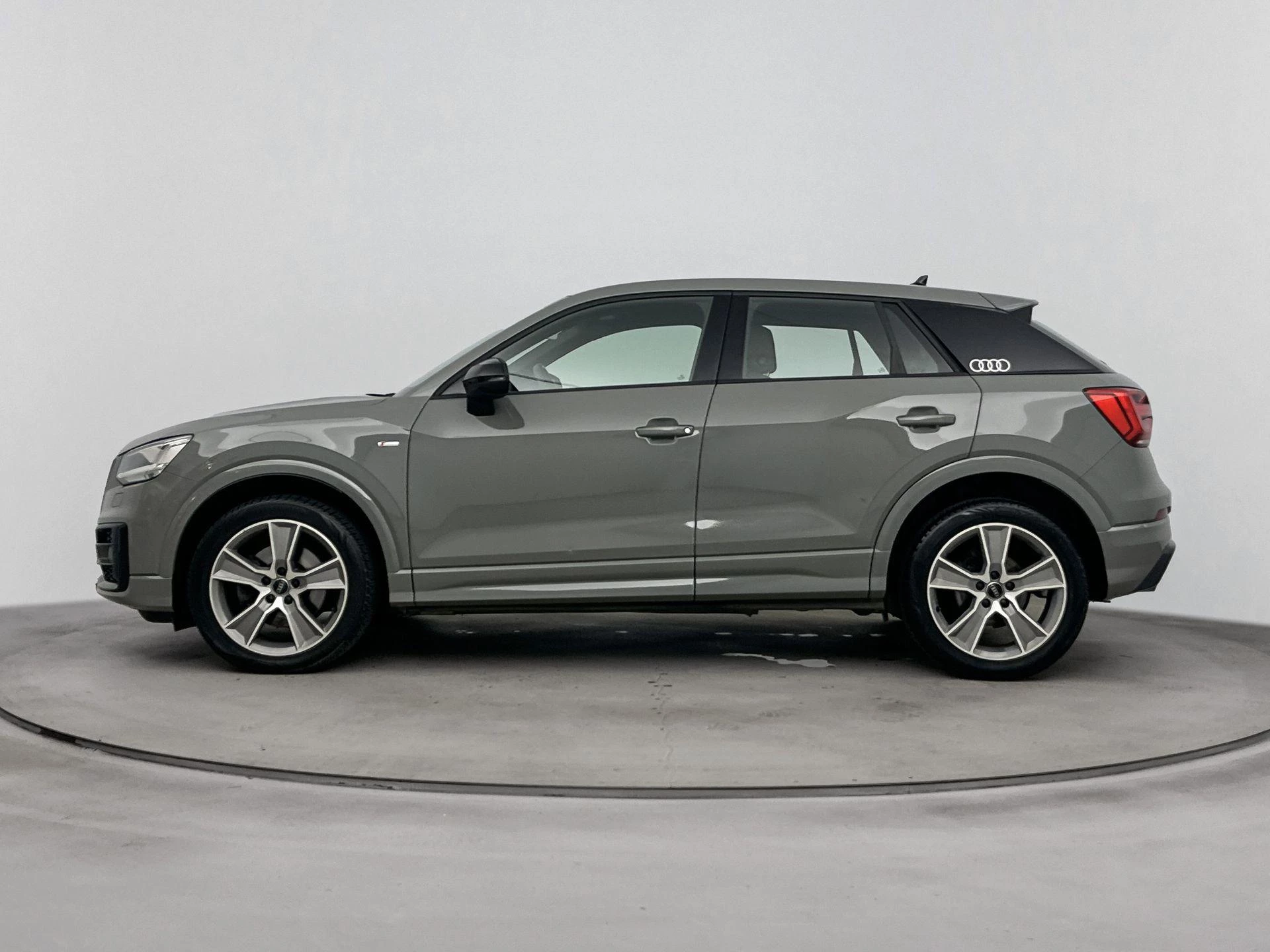 Audi Q2 met kenteken 64100 – autofoto 4