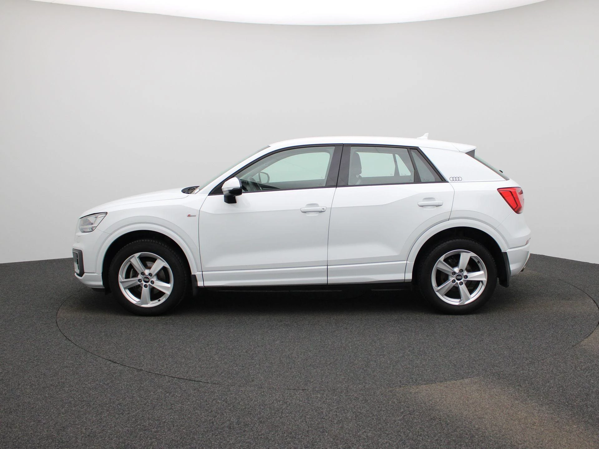 Audi Q2 met kenteken 64100 – autofoto 5