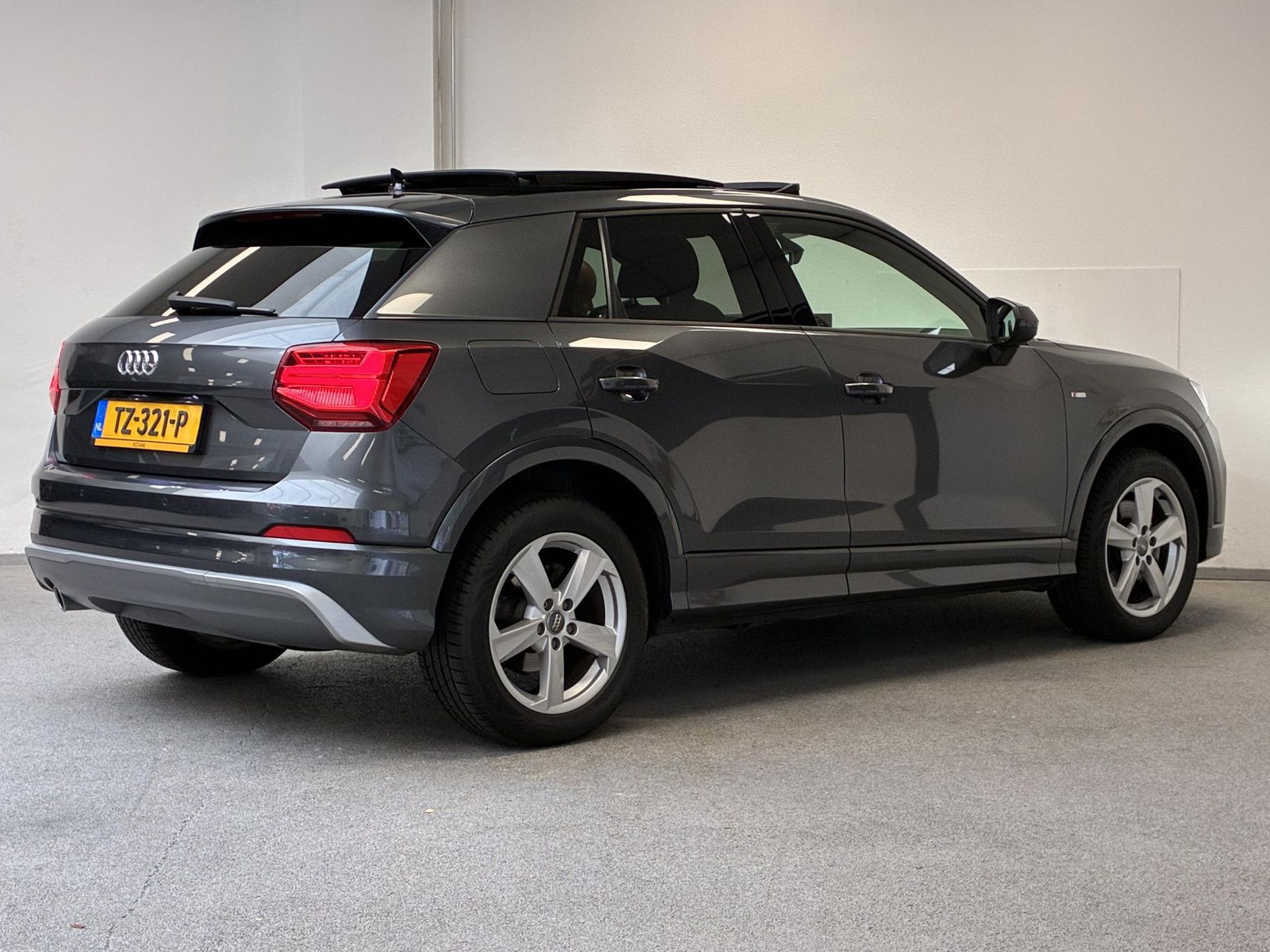 Audi Q2 met kenteken TZ-321-P – autofoto 2
