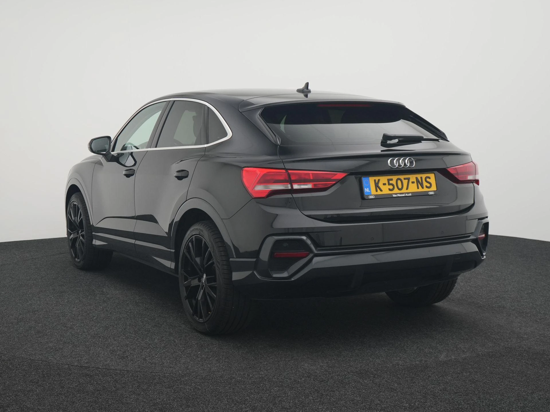 Audi Q3 met kenteken 69100 – autofoto 3