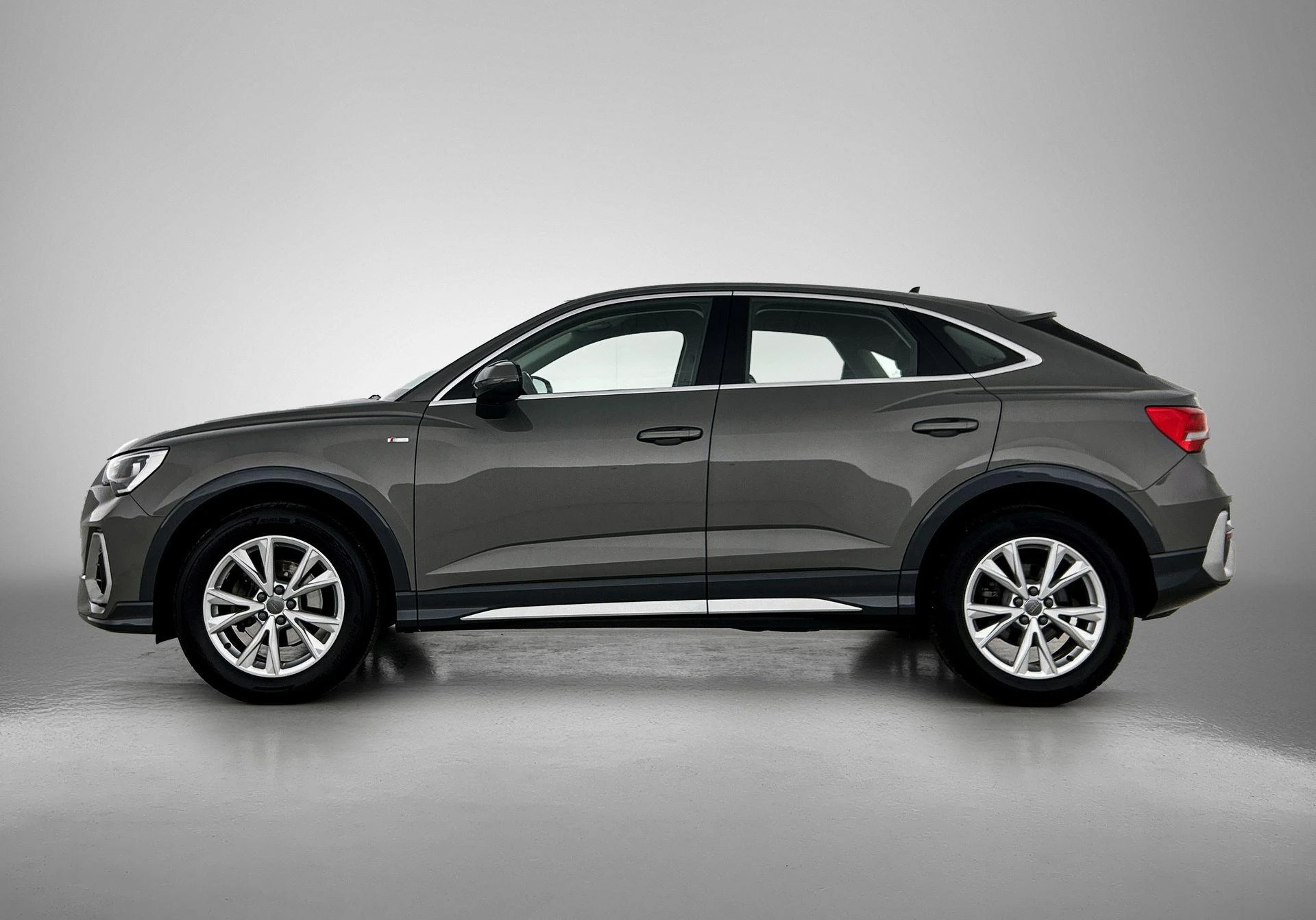 Audi Q3 met kenteken 69100 – autofoto 4