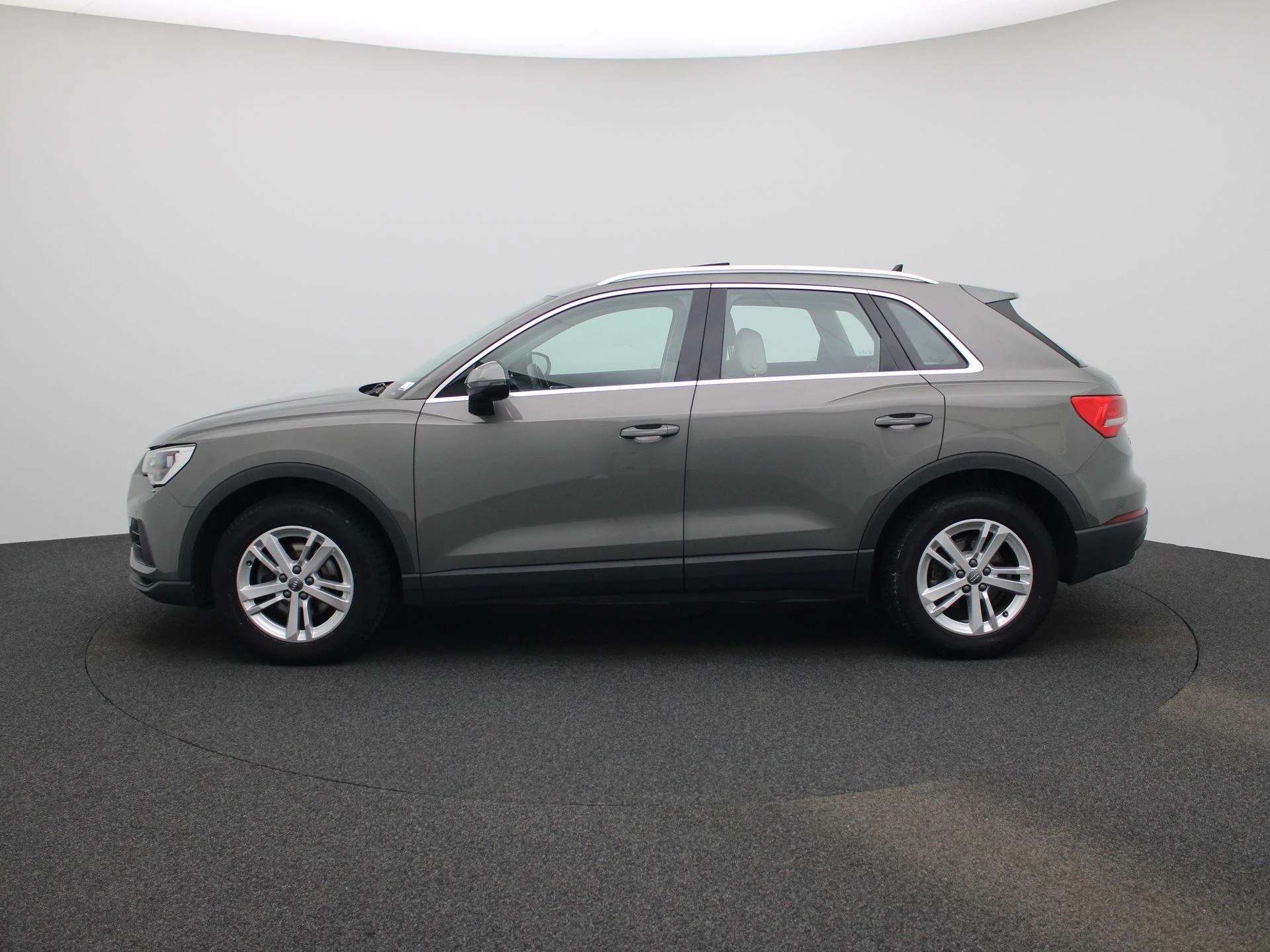 Audi Q3 met kenteken 69100 – autofoto 5