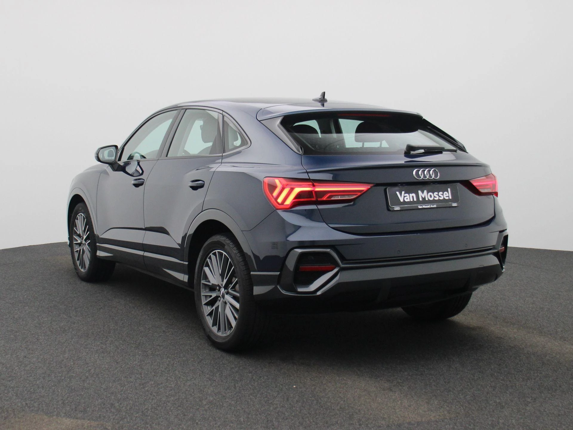 Audi Q3 met kenteken 69100 – autofoto 5