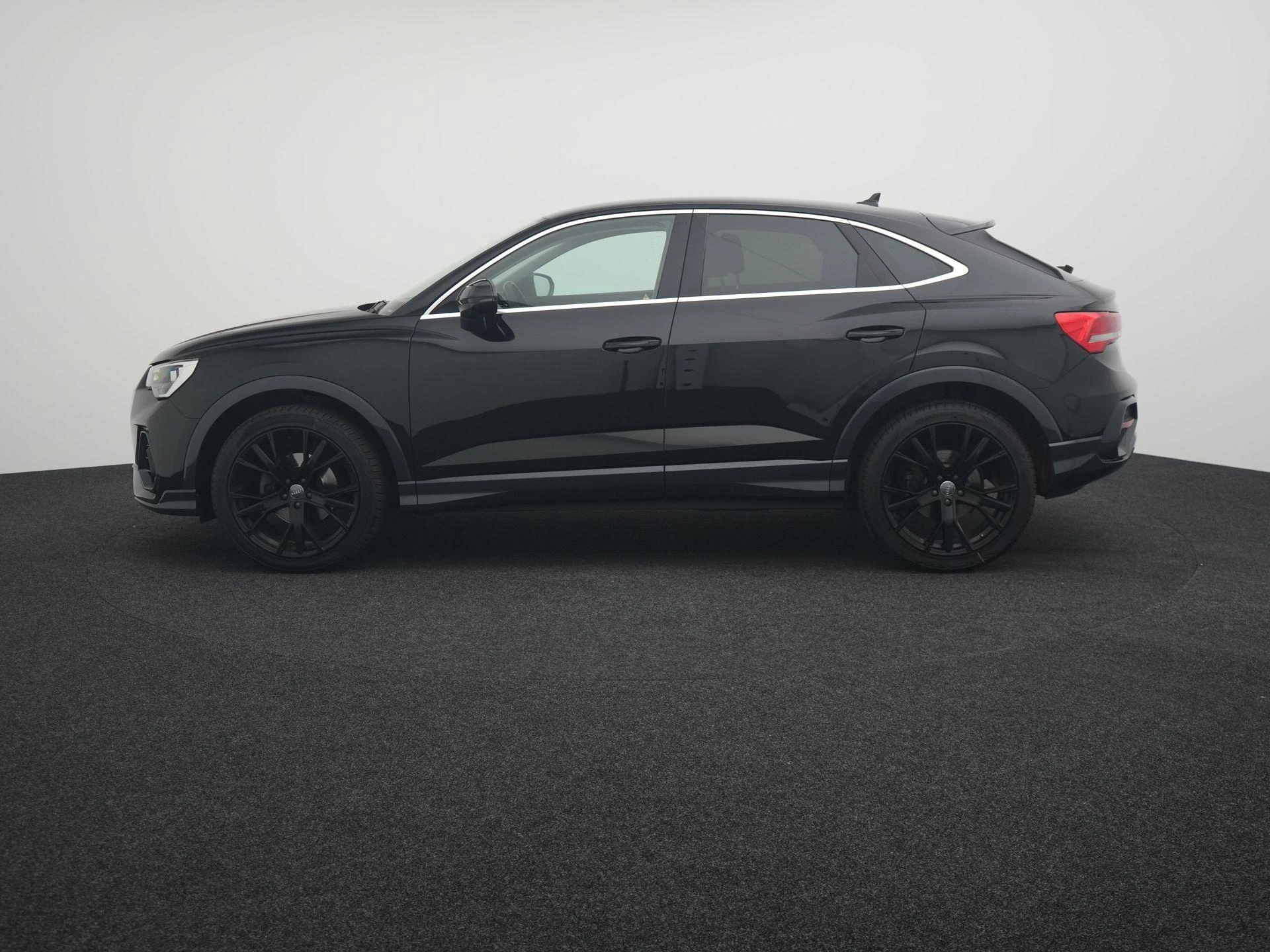 Audi Q3 met kenteken 69100 – autofoto 5