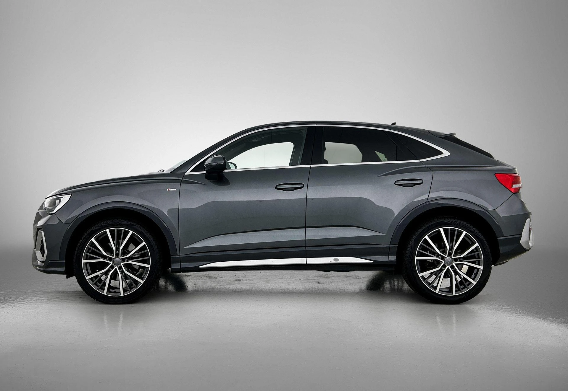 Audi Q3 met kenteken 92100 – autofoto 4