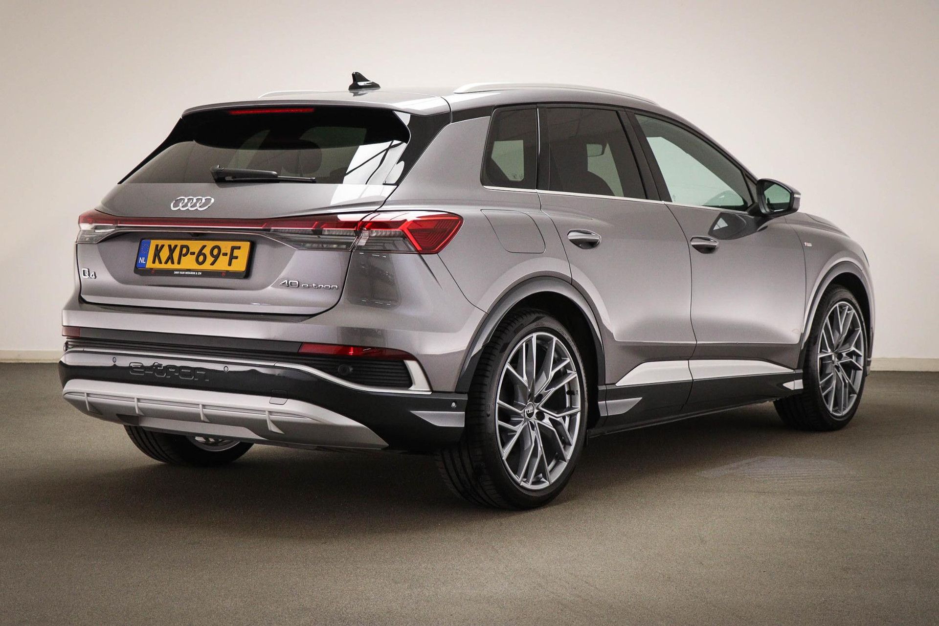 Audi Q4 e-tron met kenteken KXP-69-F – autofoto 2