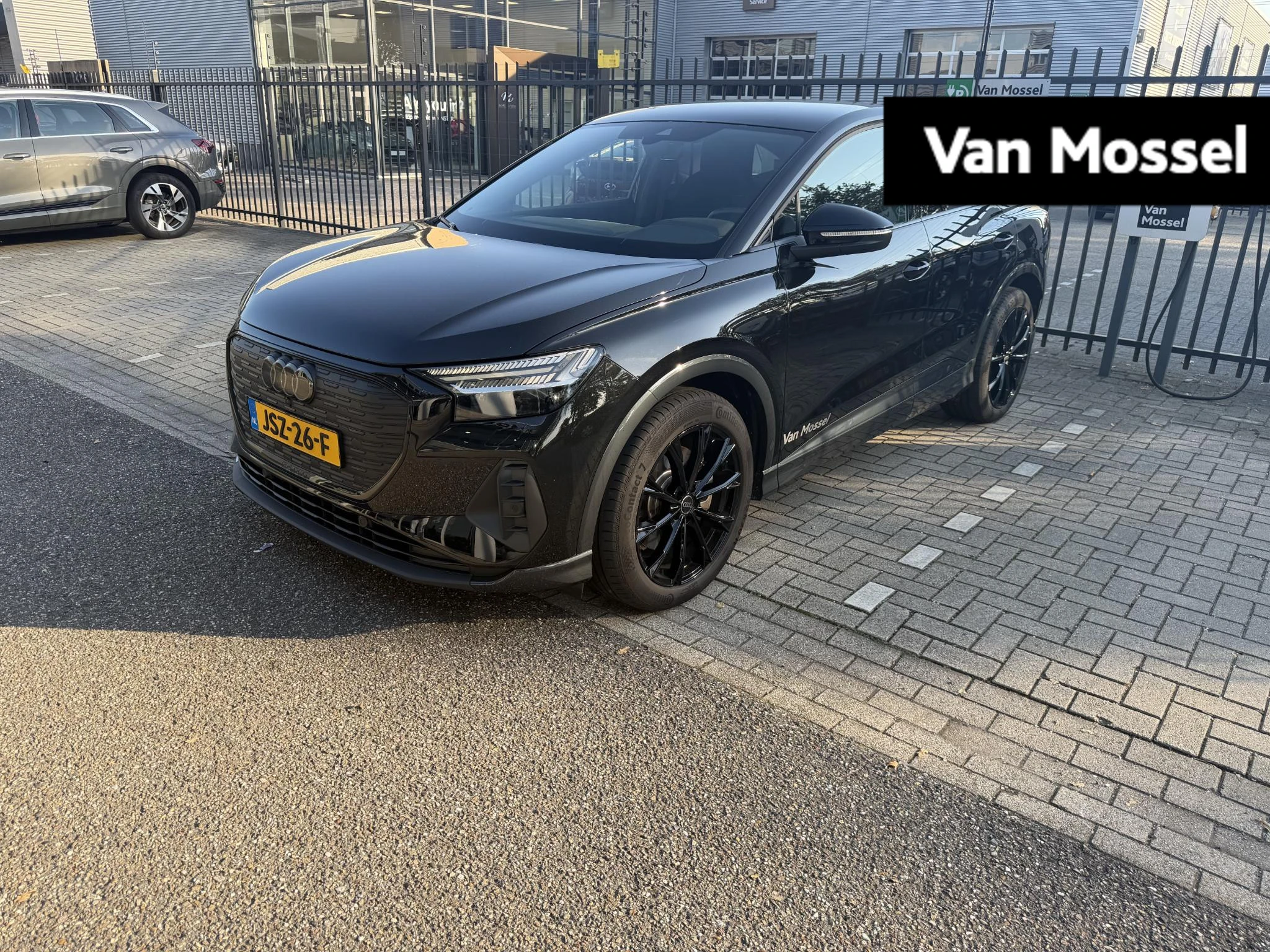 Audi Q4 Sportbacke-tron – autofoto 2
