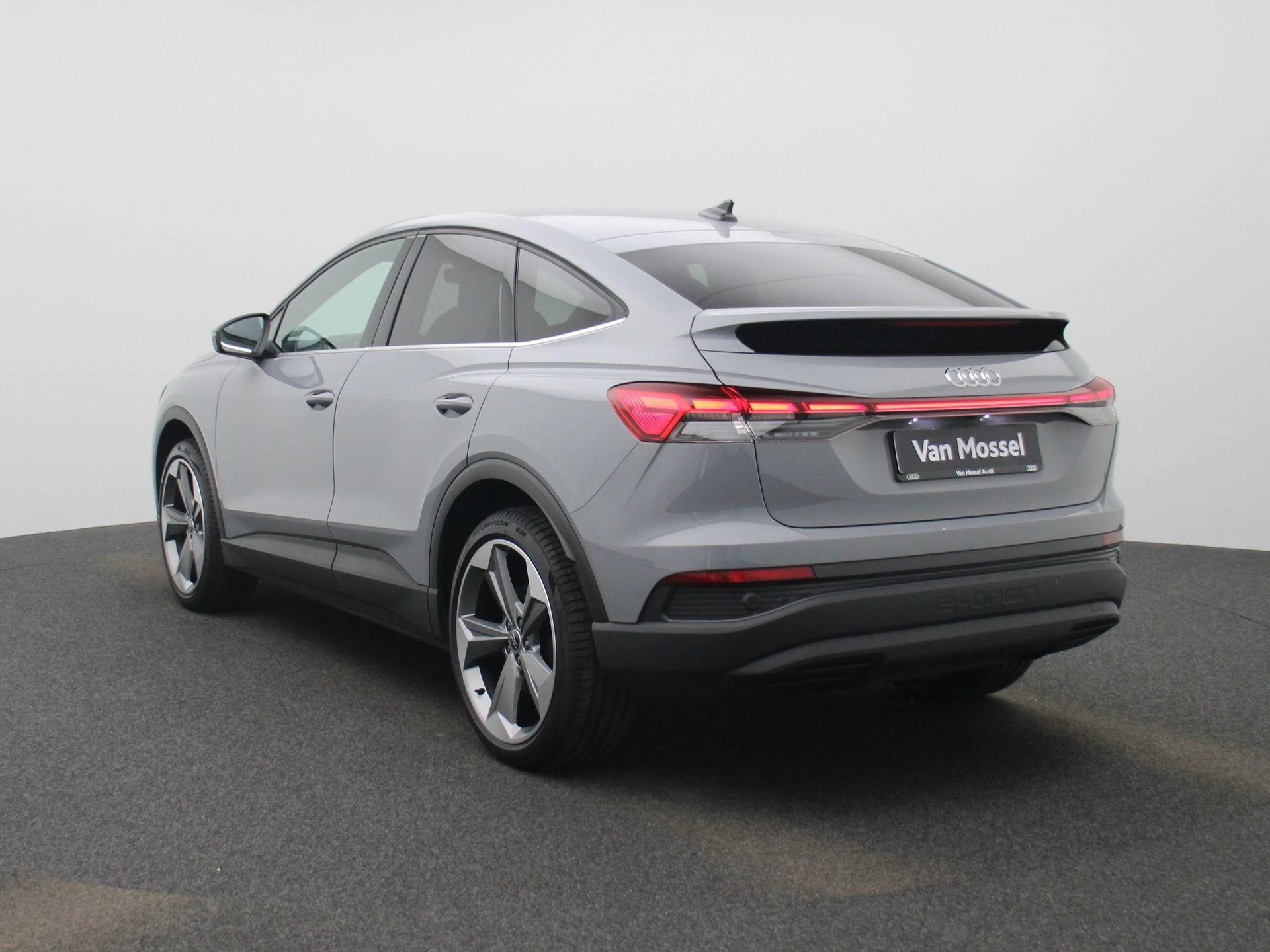 Audi Q4 Sportbacke-tron – autofoto 3