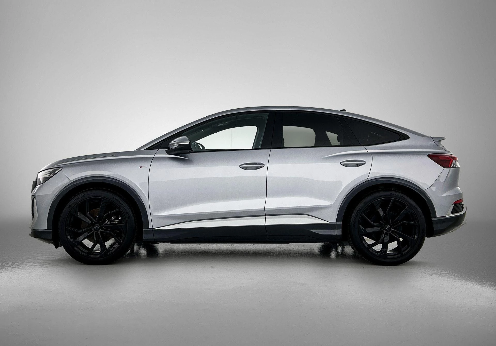 Audi Q4 Sportbacke-tron – autofoto 4