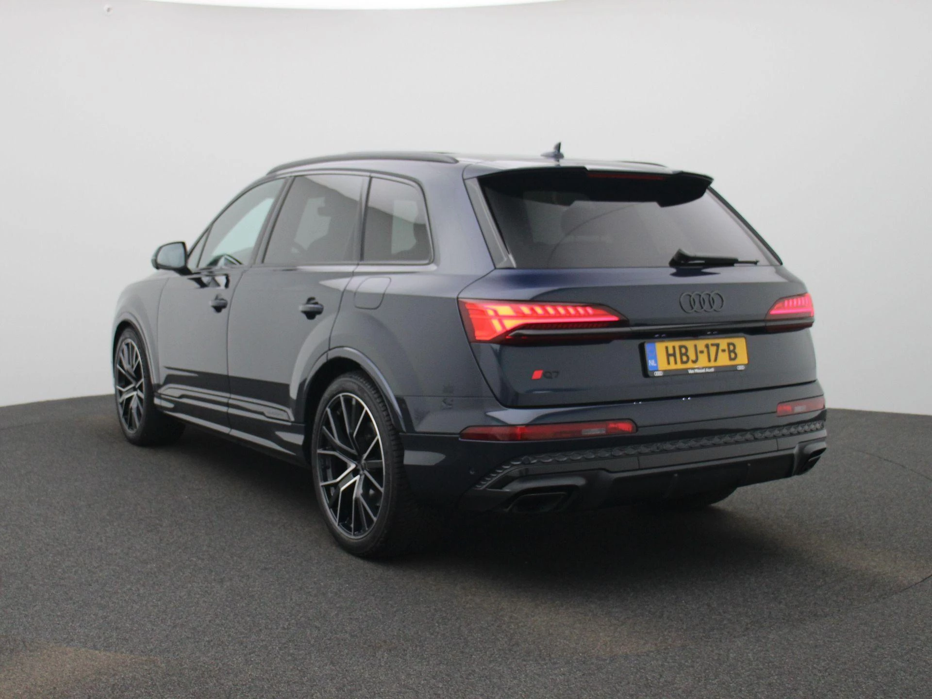 Audi Q7 met kenteken 13100 – autofoto 4