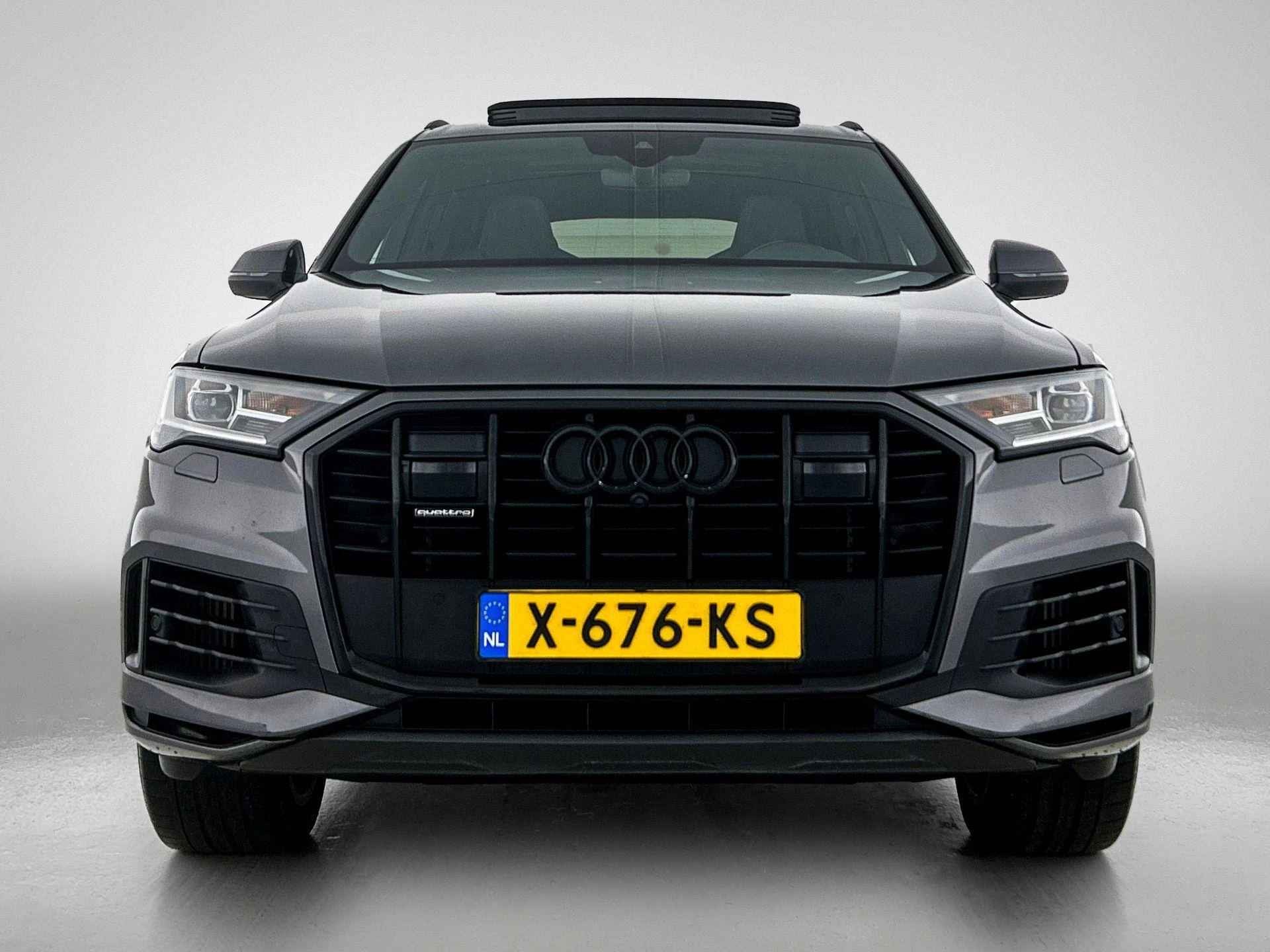 Audi Q7 met kenteken 28100 – autofoto 4