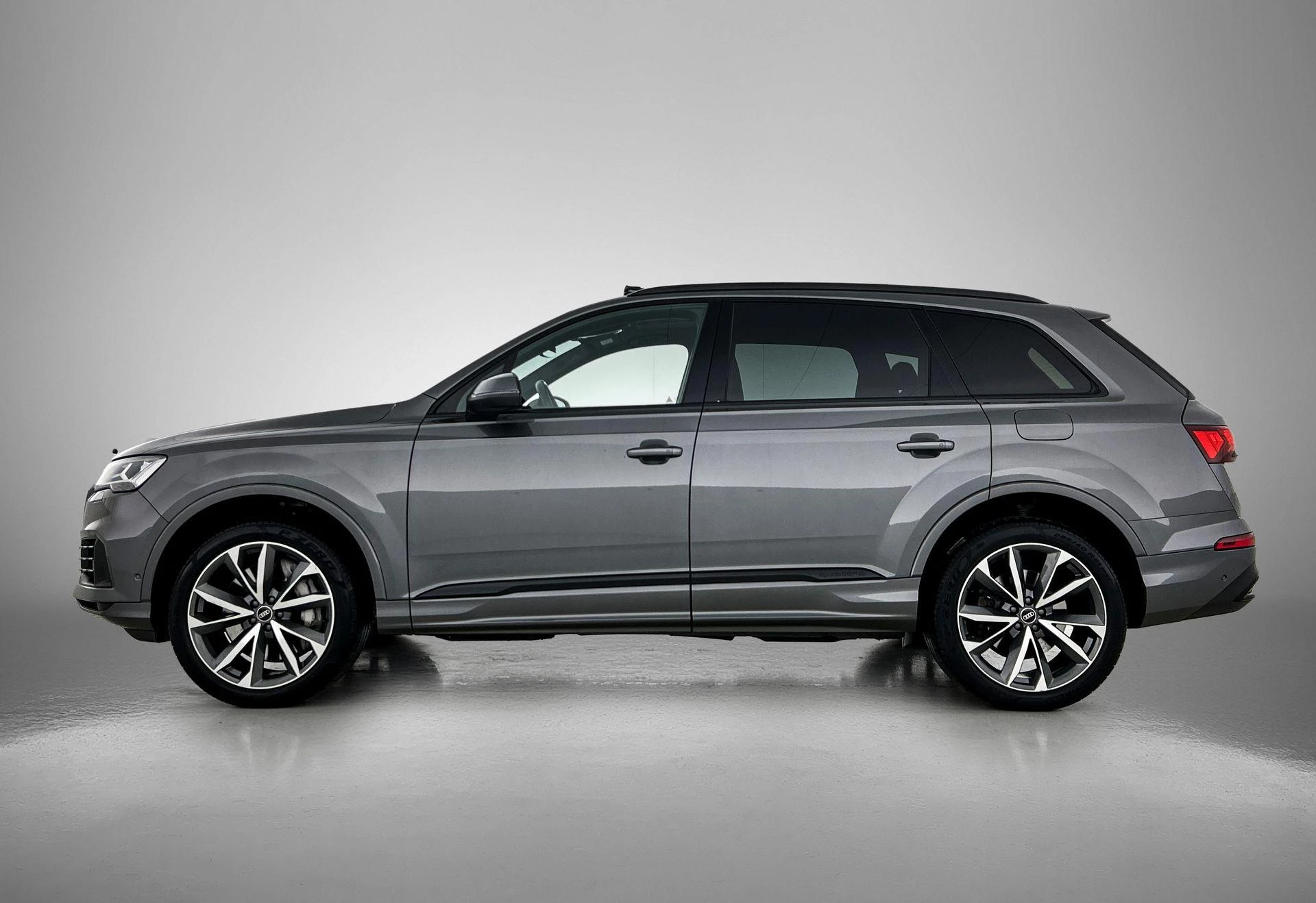 Audi Q7 met kenteken 28100 – autofoto 5