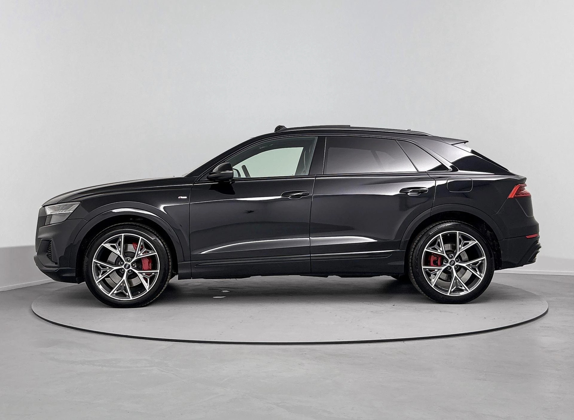 Audi Q8 met kenteken 28100 – autofoto 4