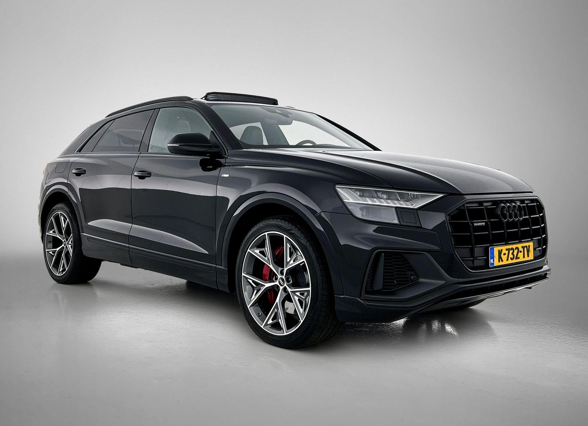 Audi Q8 met kenteken 28100 – autofoto 5