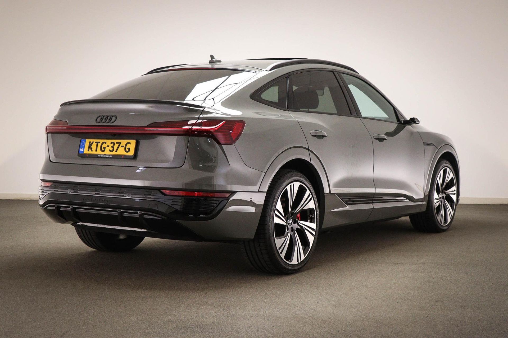 Audi Q8 Sportbacke-tron met kenteken KTG-37-G – autofoto 2