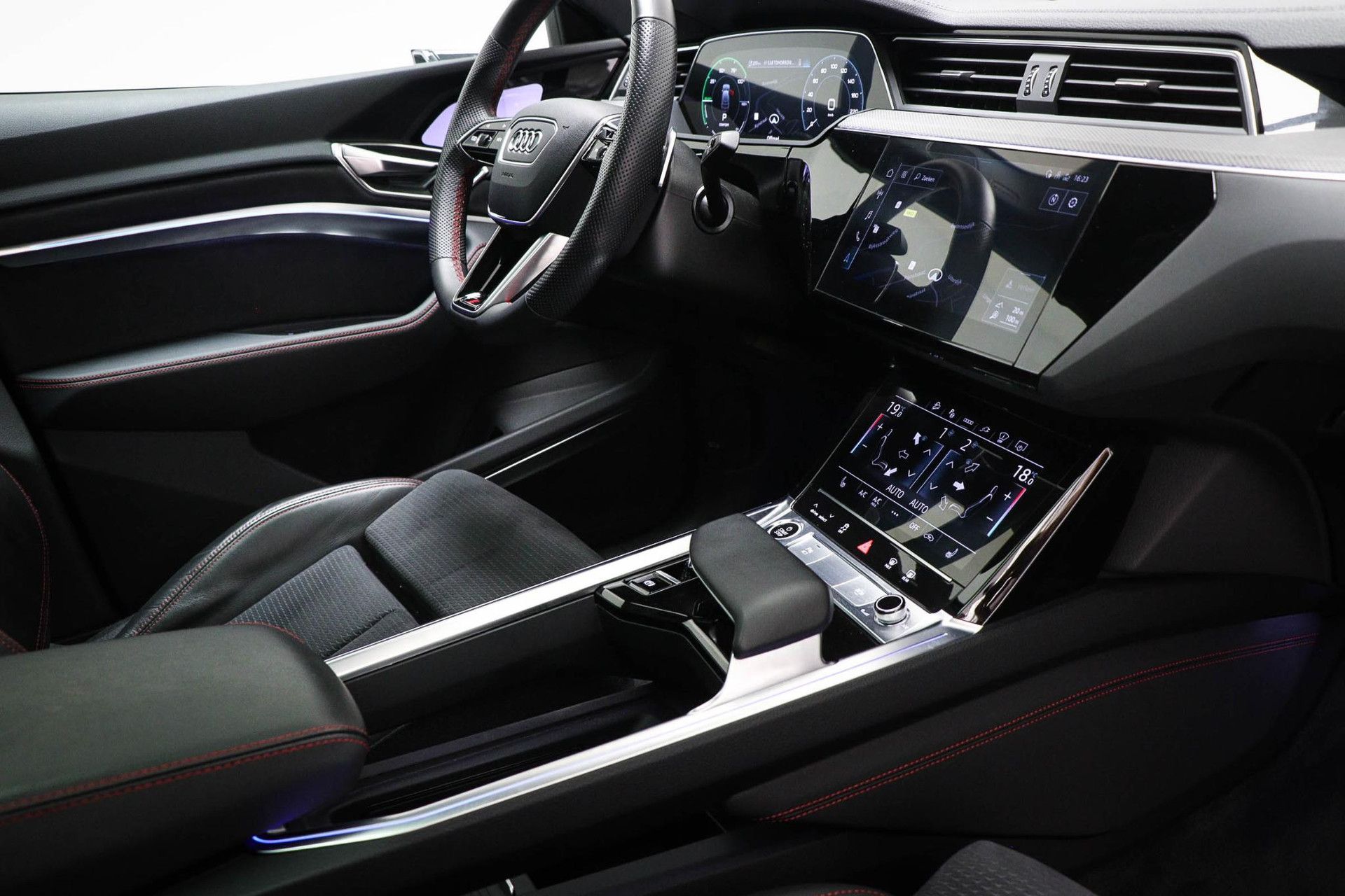 Audi Q8 Sportbacke-tron met kenteken KTG-37-G – autofoto 3
