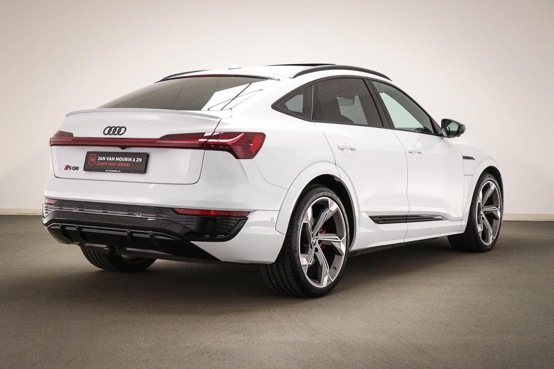 Audi Q8 Sportbacke-tron met kenteken KXZ-25-V – autofoto 2
