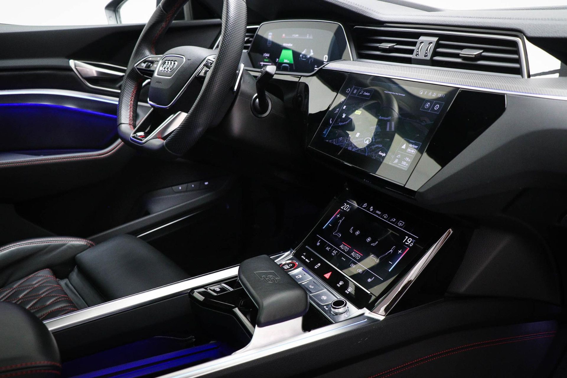 Audi Q8 Sportbacke-tron met kenteken KXZ-25-V – autofoto 3