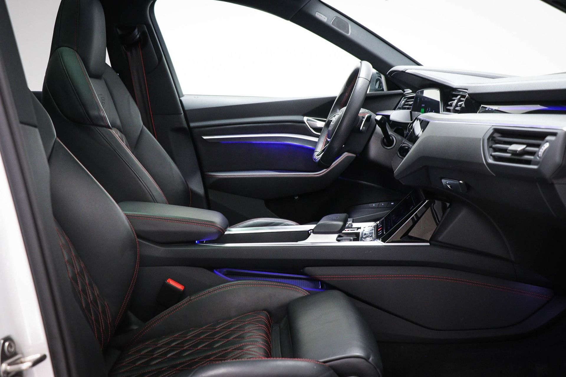Audi Q8 Sportbacke-tron met kenteken KXZ-25-V – autofoto 4