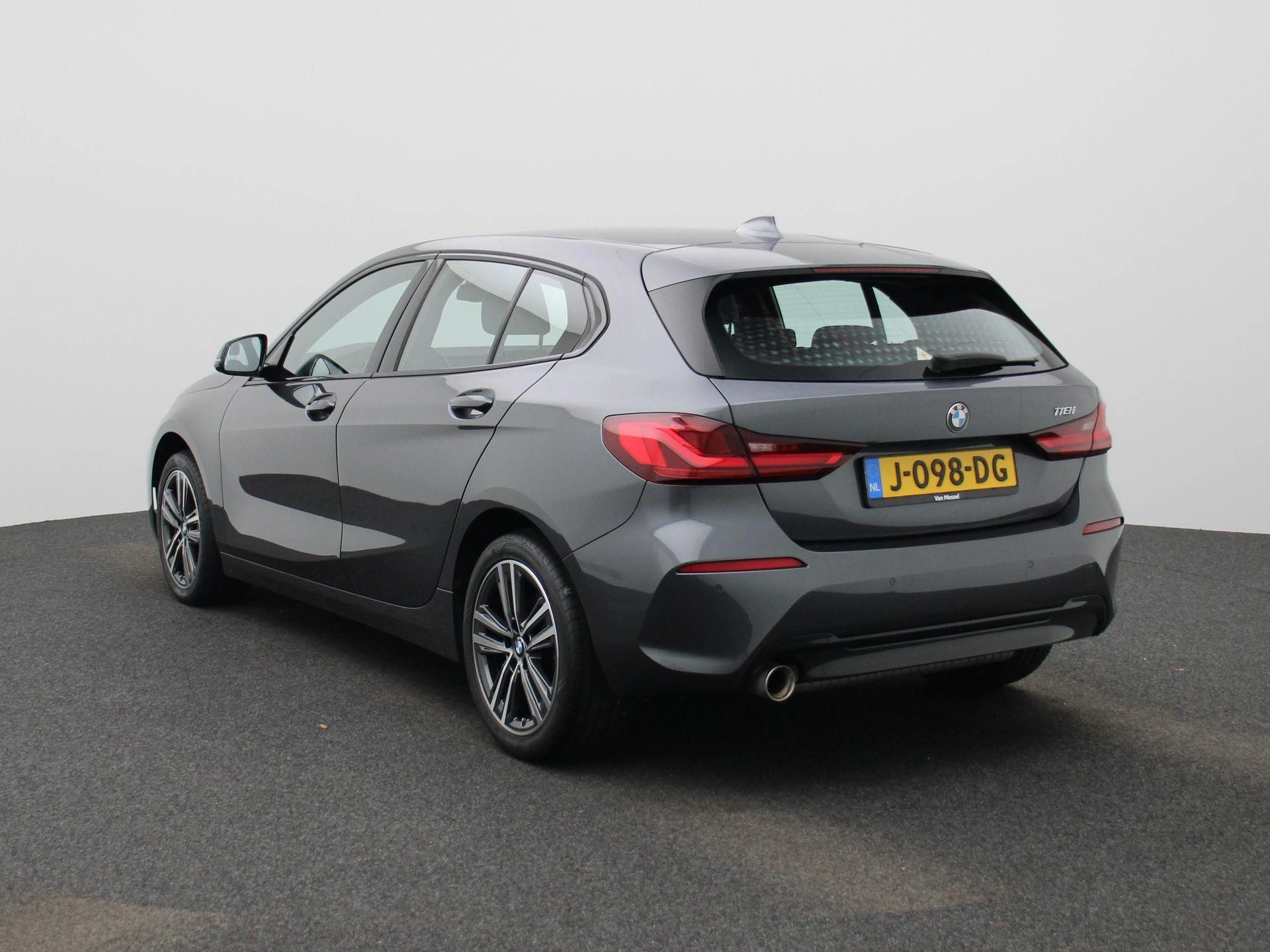 BMW 1-serie met kenteken 64100 – autofoto 3