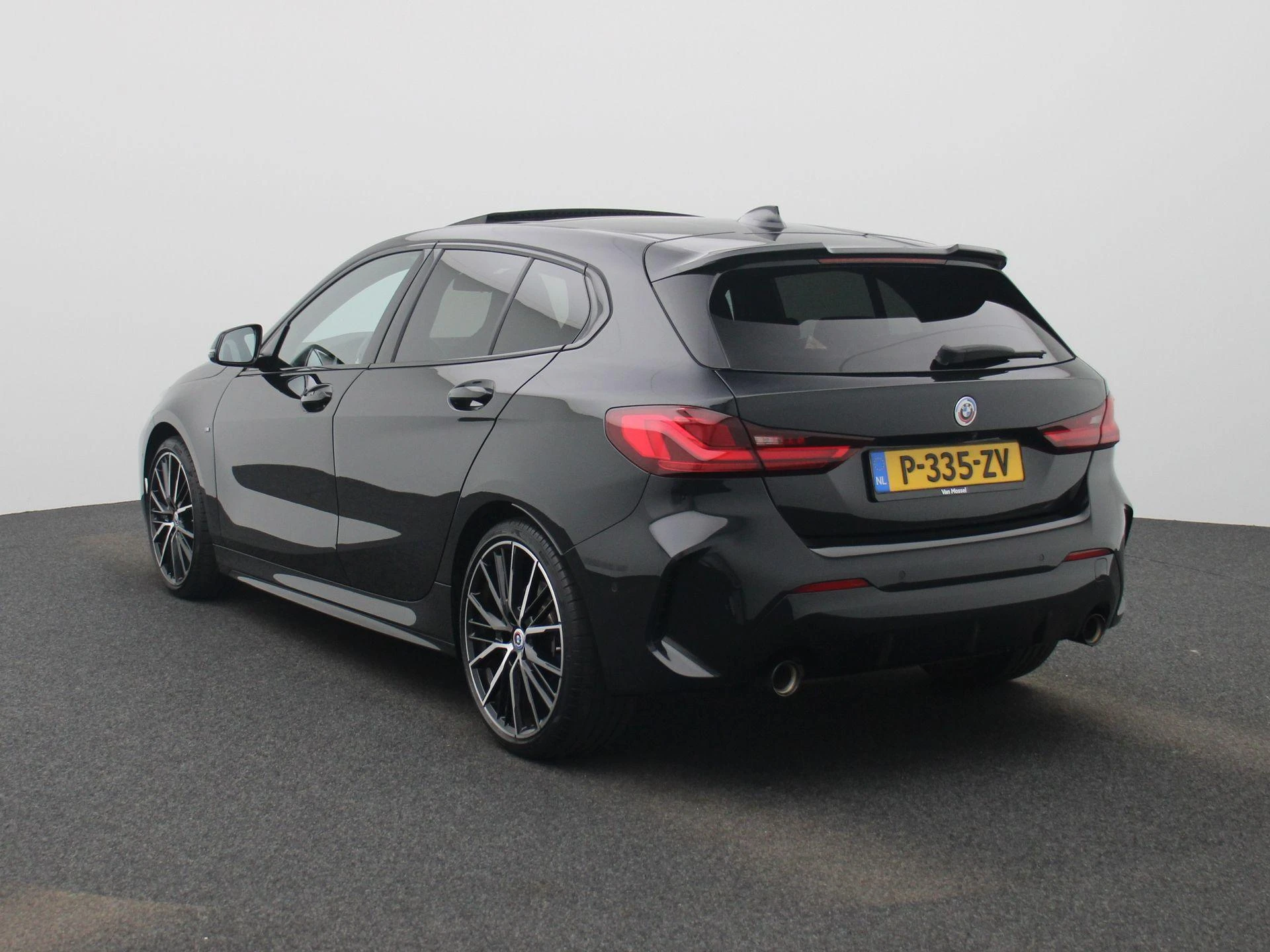 BMW 1-serie met kenteken P-335-ZV – autofoto 3