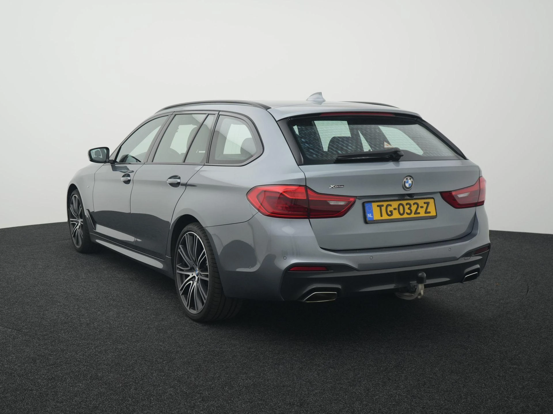 BMW 5-serie met kenteken 100100 – autofoto 3