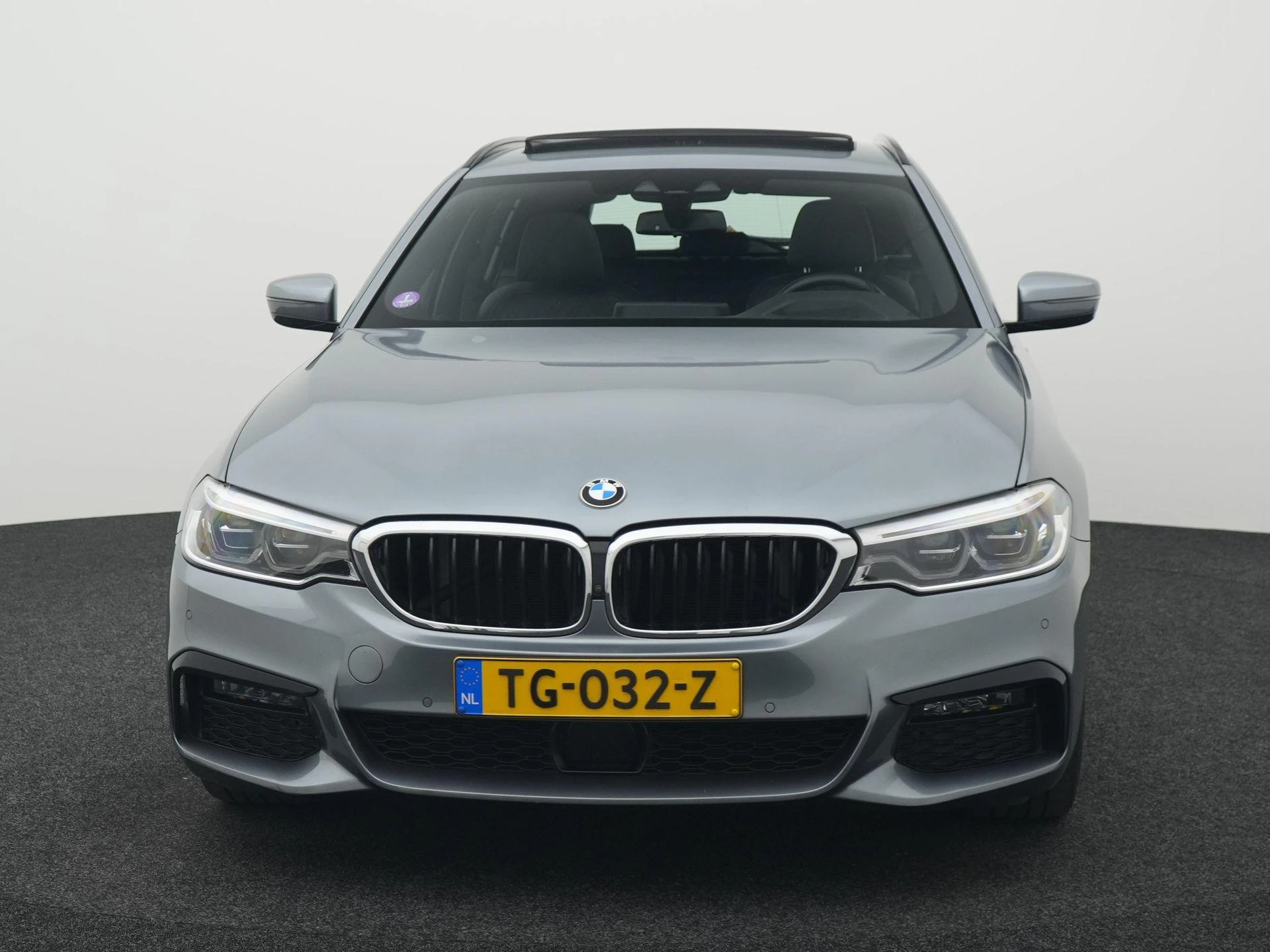 BMW 5-serie met kenteken 100100 – autofoto 4