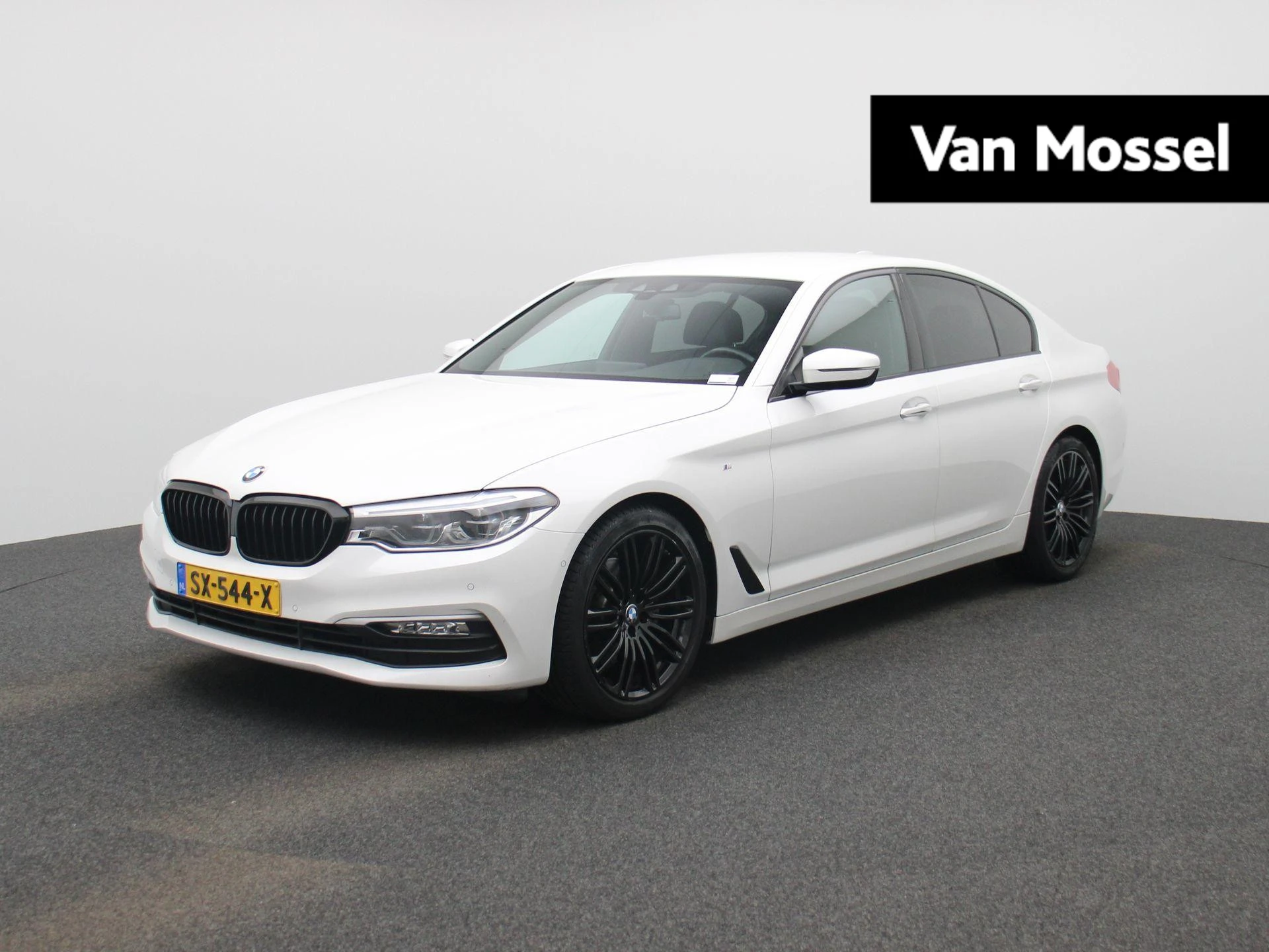 BMW 5-serie met kenteken 54100 – autofoto 2