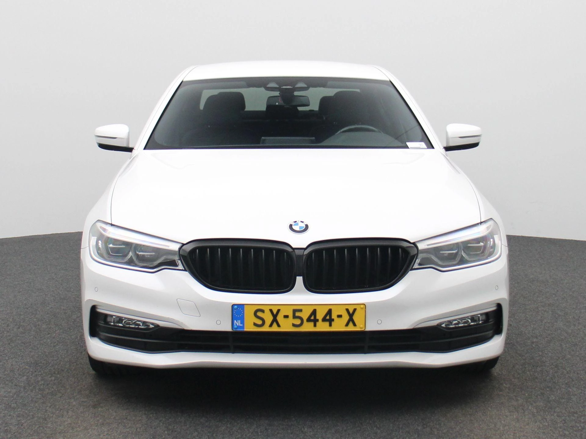 BMW 5-serie met kenteken 54100 – autofoto 4