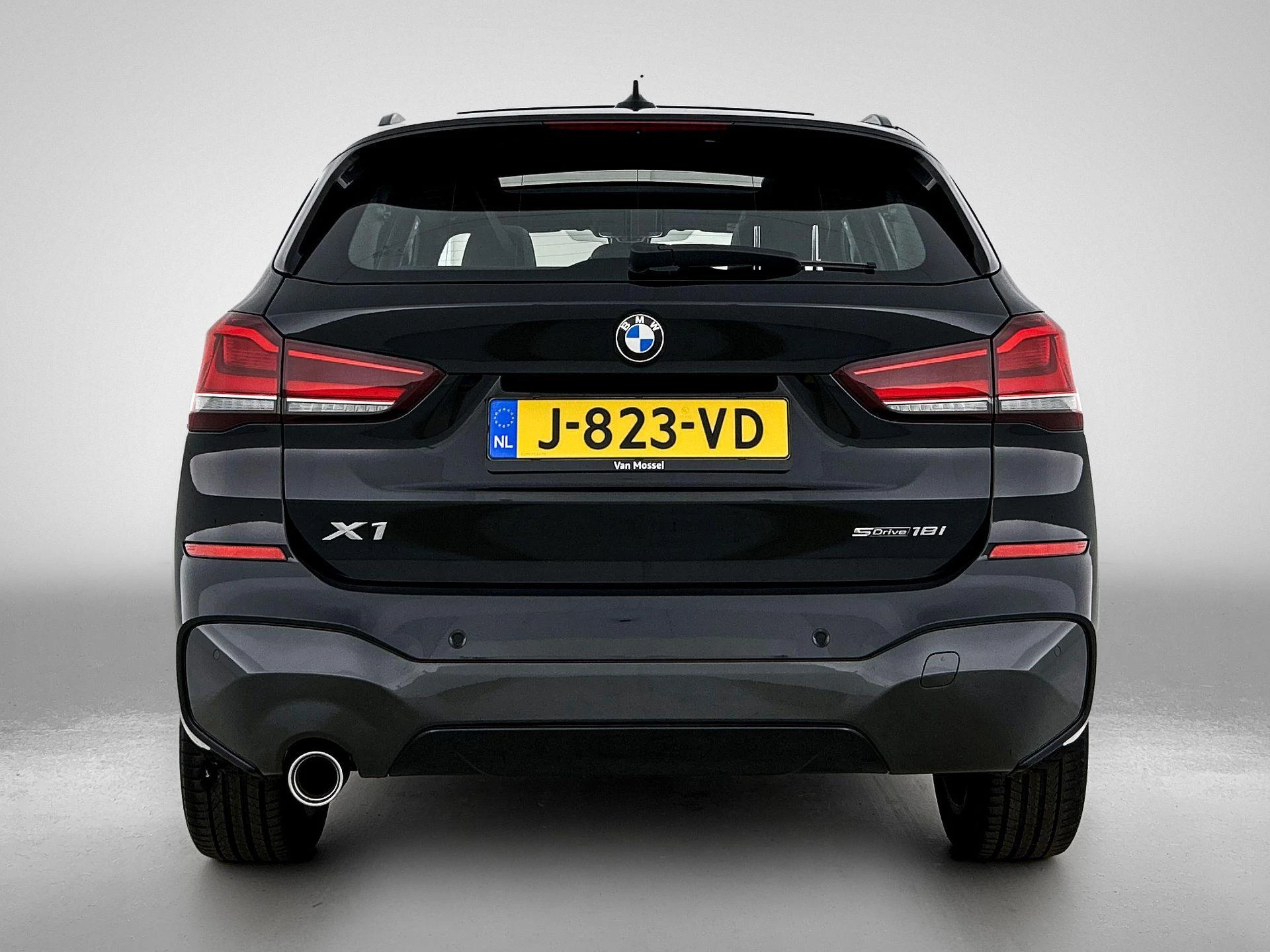 BMW X1 met kenteken 68100 – autofoto 5