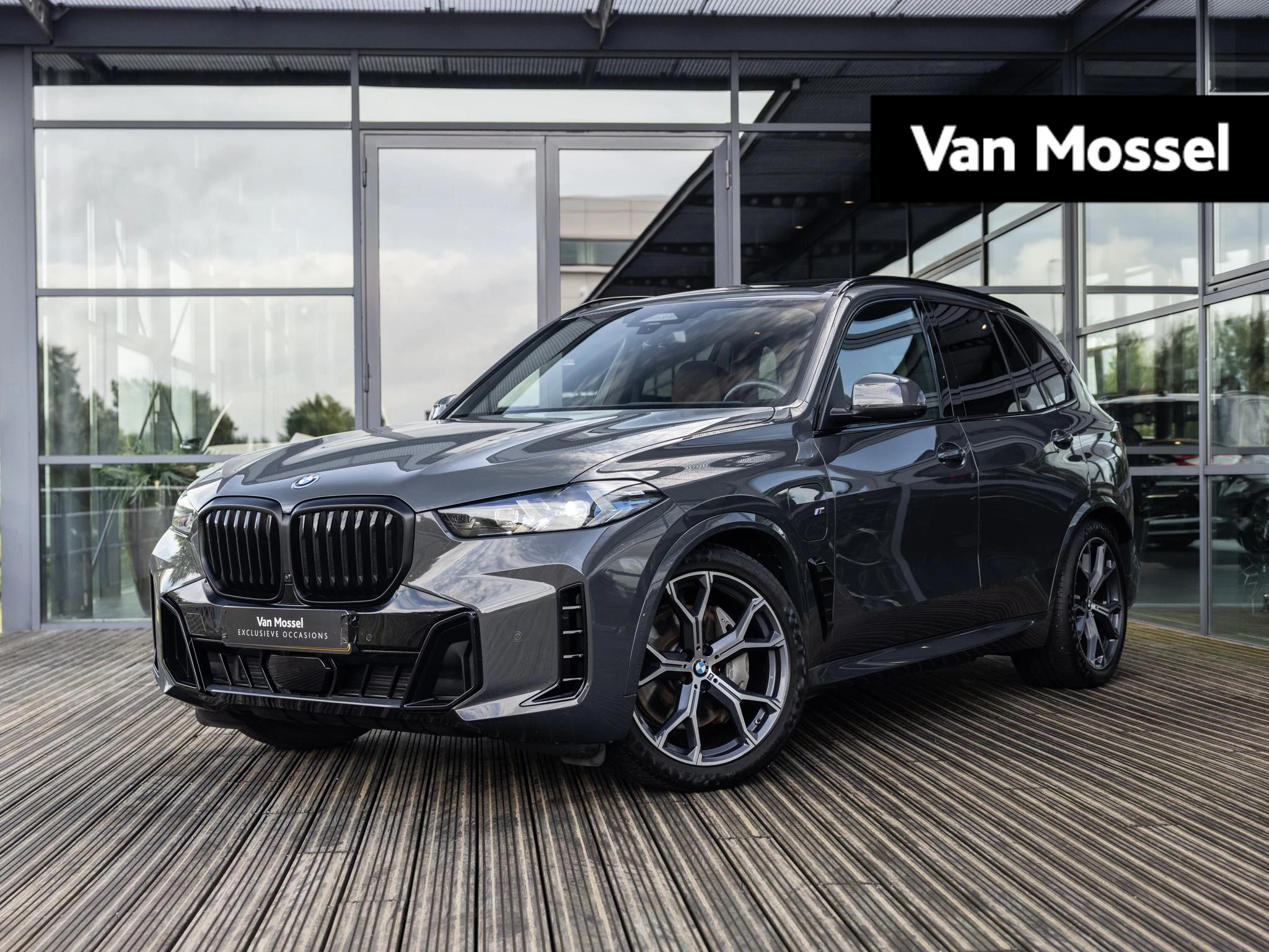 BMW X5 met kenteken 102 – autofoto 2