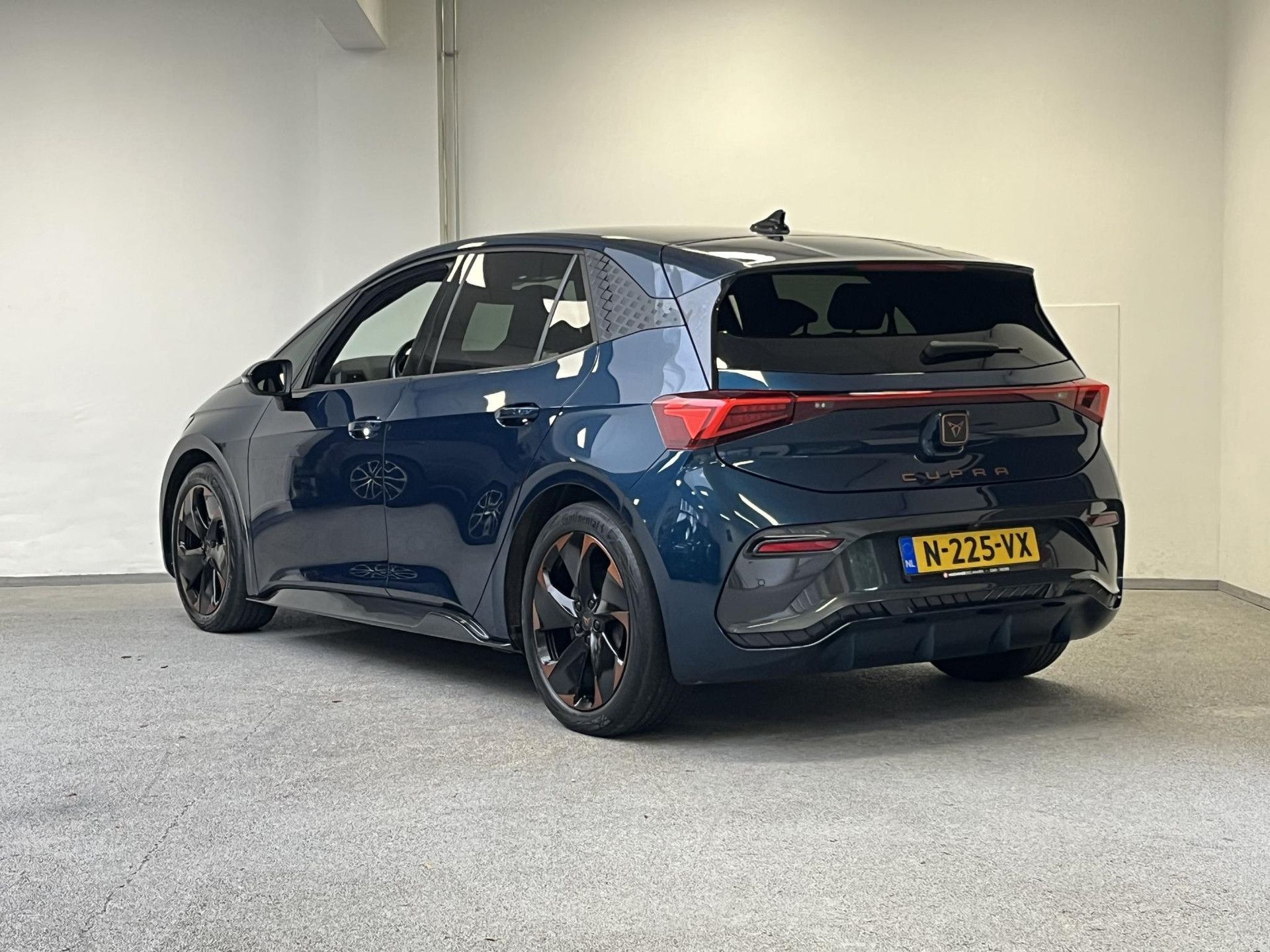 CUPRA Born met kenteken N-225-VX – autofoto 2
