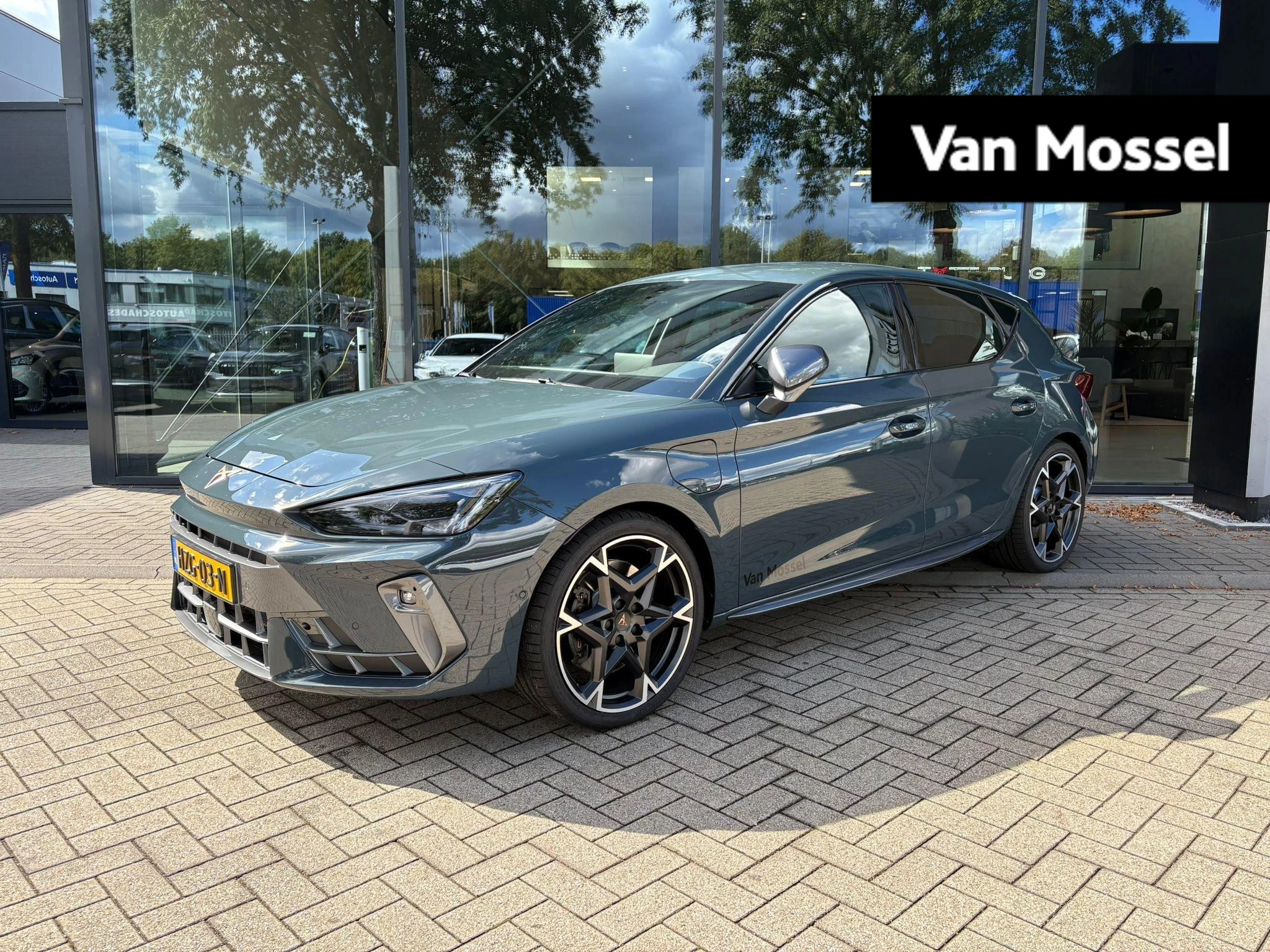 CUPRA Leon met kenteken 04100 – autofoto 2