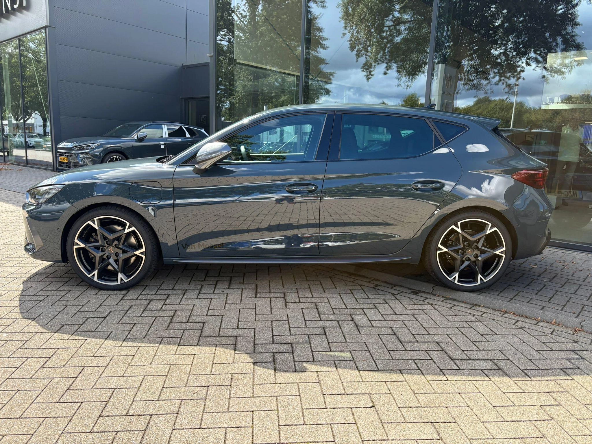 CUPRA Leon met kenteken 04100 – autofoto 4