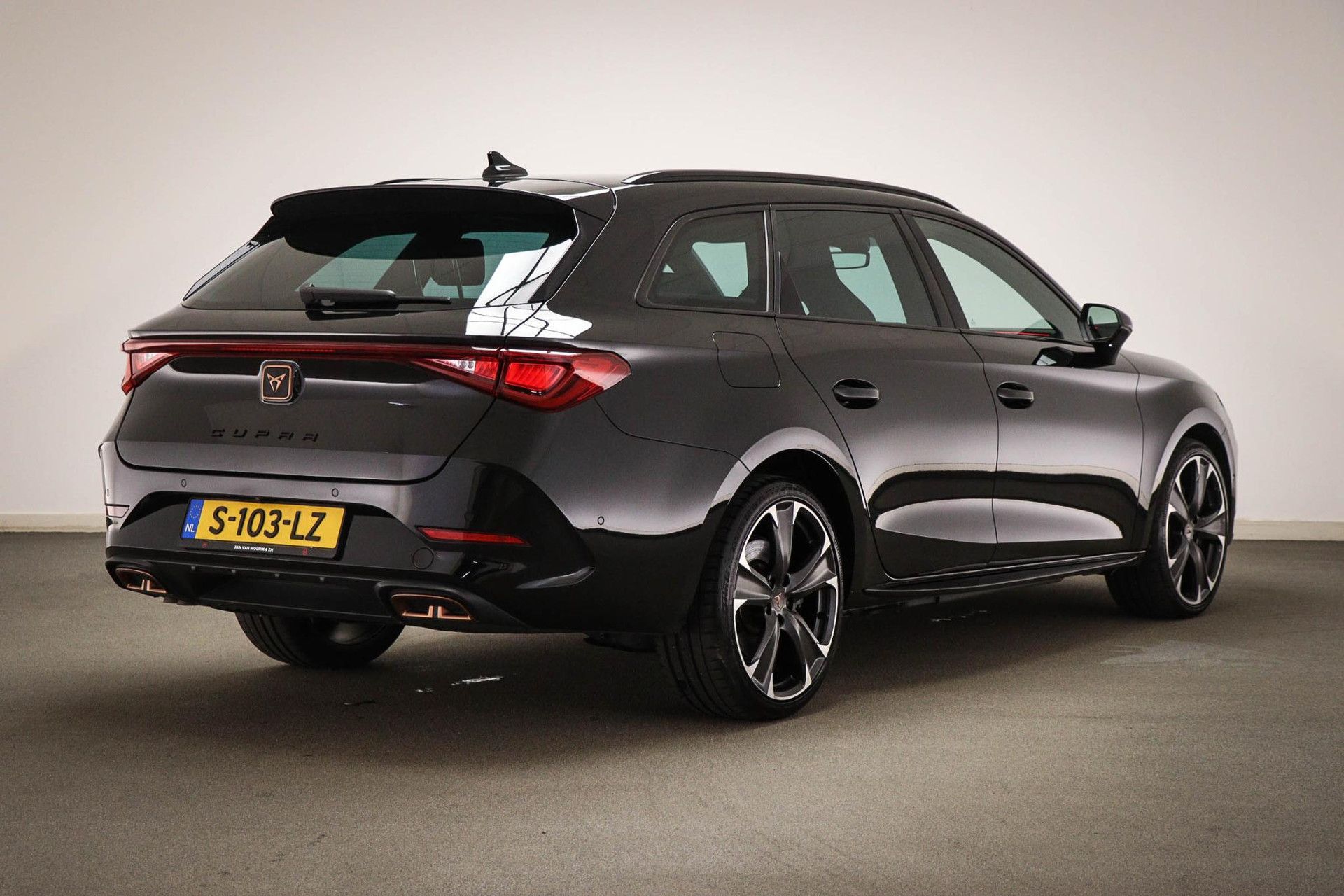 CUPRA LeonSportstourer met kenteken S-103-LZ – autofoto 2