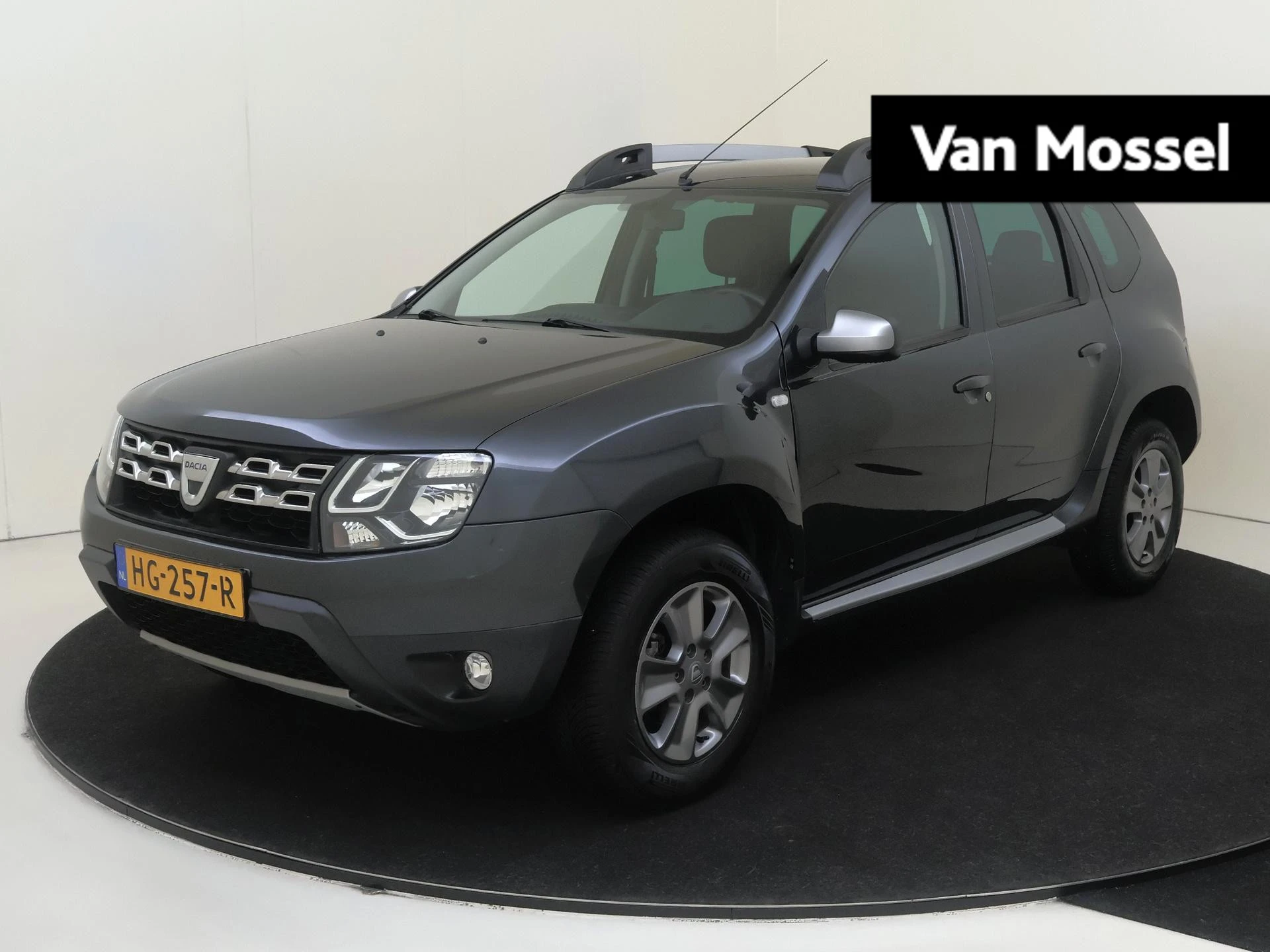 Dacia Duster met kenteken 61100 – autofoto 2