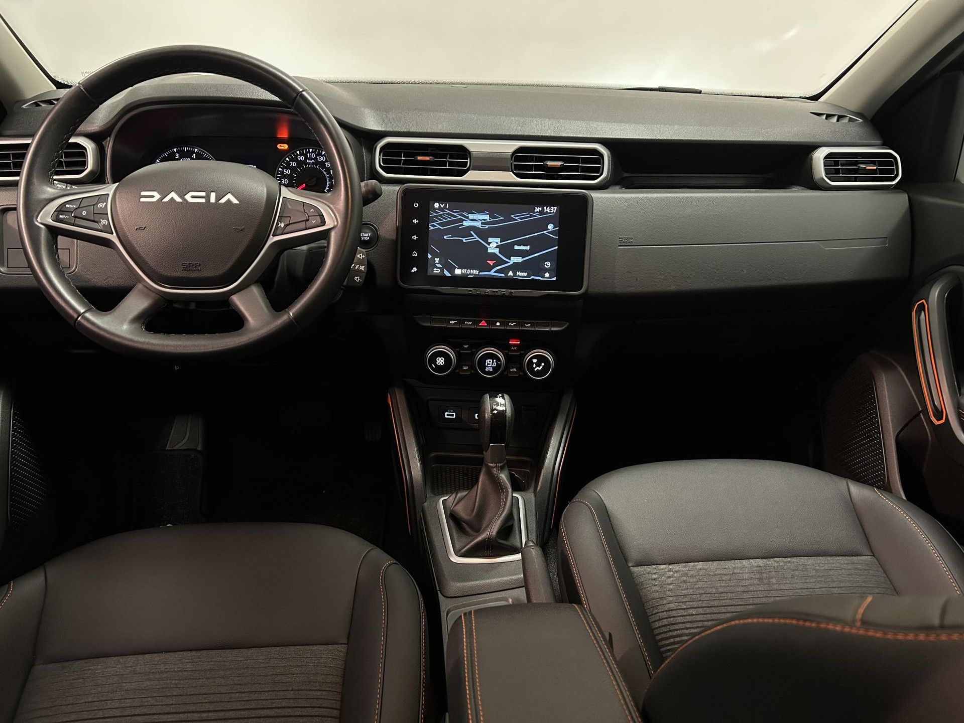 Dacia Duster met kenteken JXJ-23-H – autofoto 3