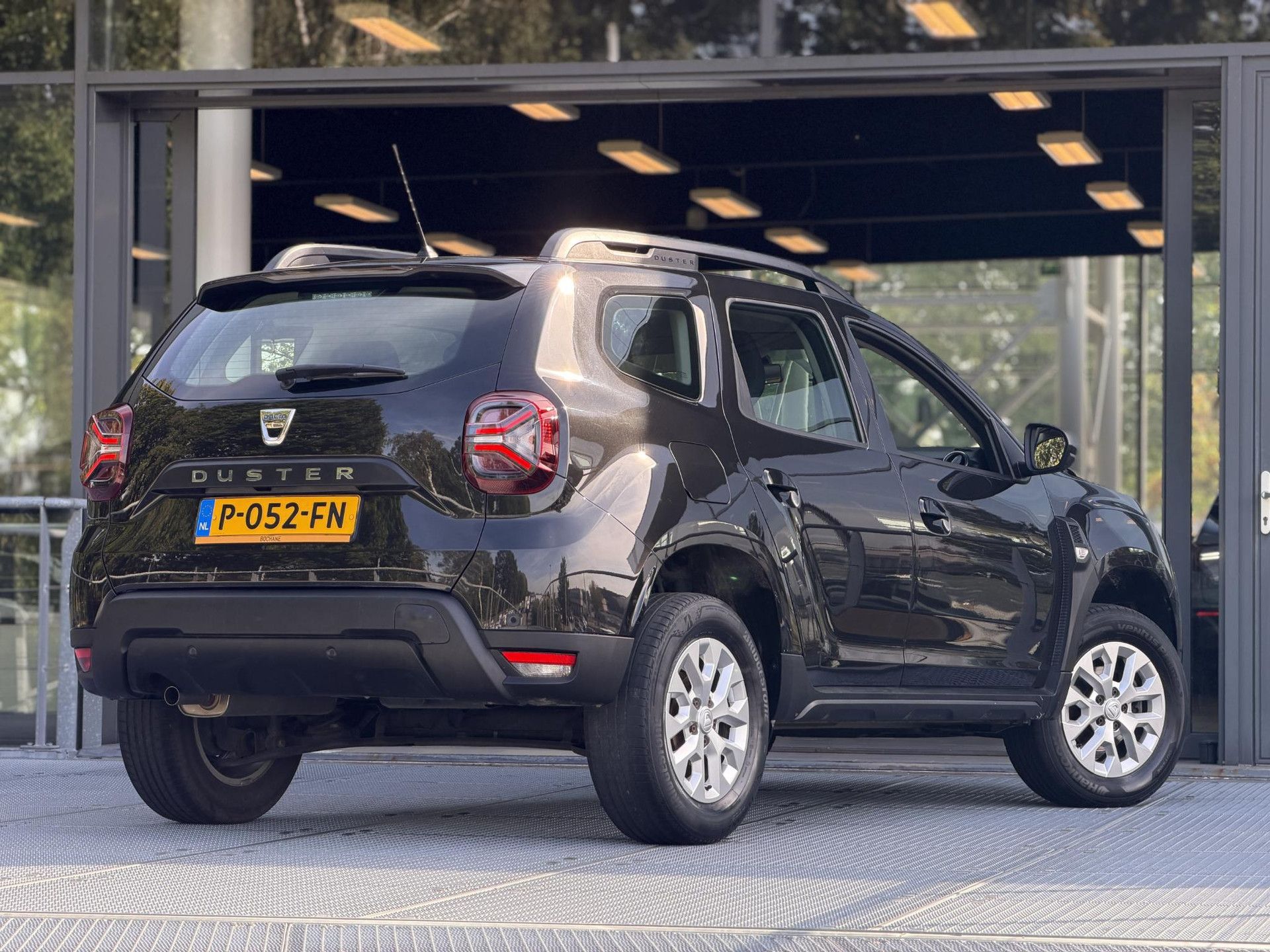 Dacia Duster met kenteken P-052-FN – autofoto 2