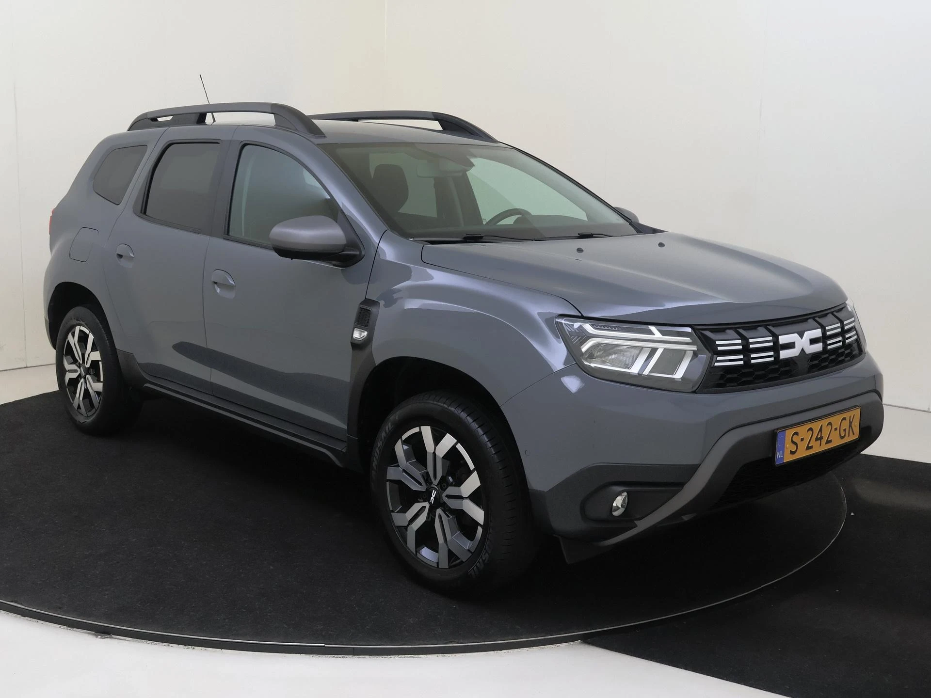 Dacia Duster met kenteken S-242-GK – autofoto 3