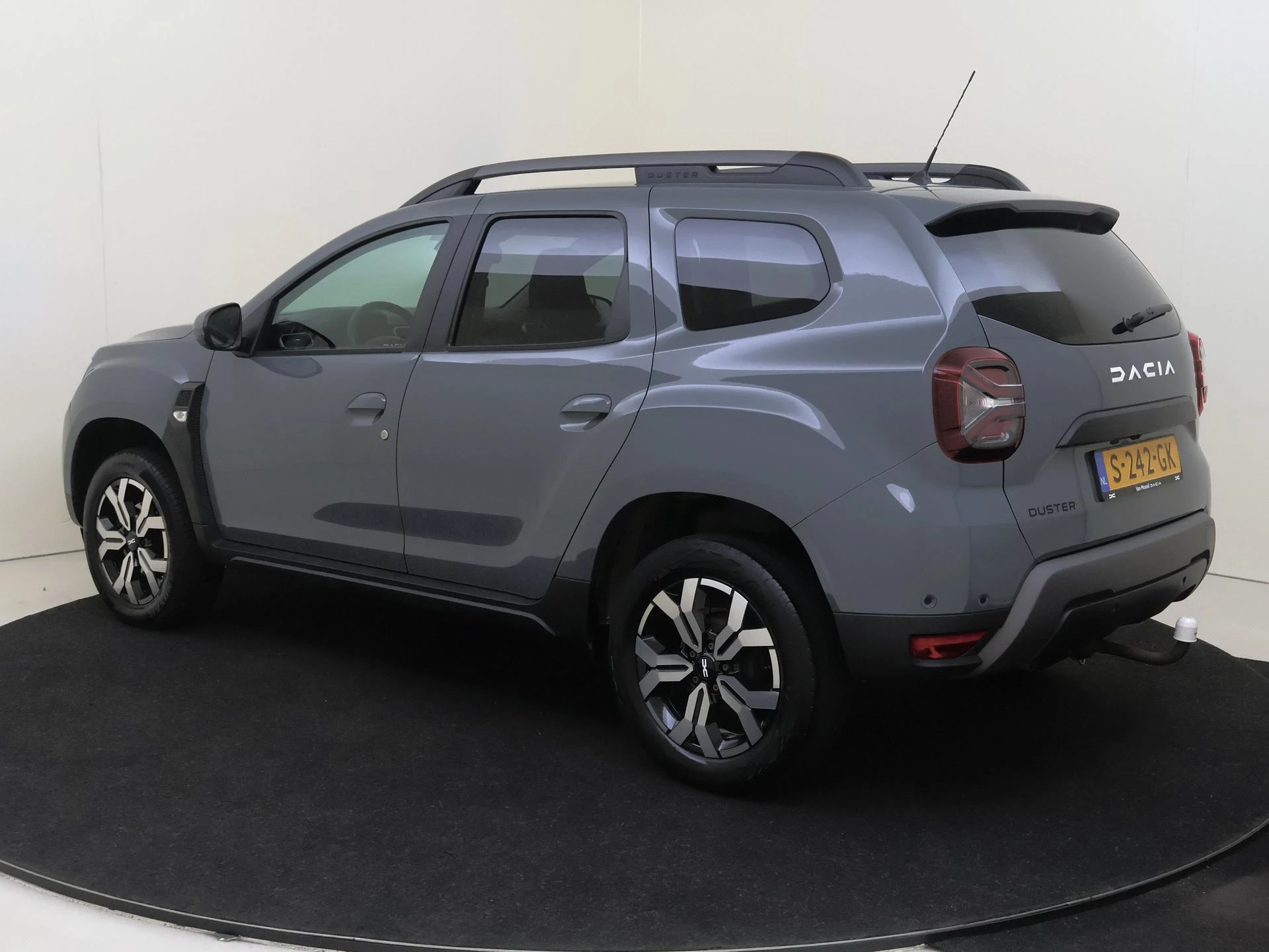 Dacia Duster met kenteken S-242-GK – autofoto 4
