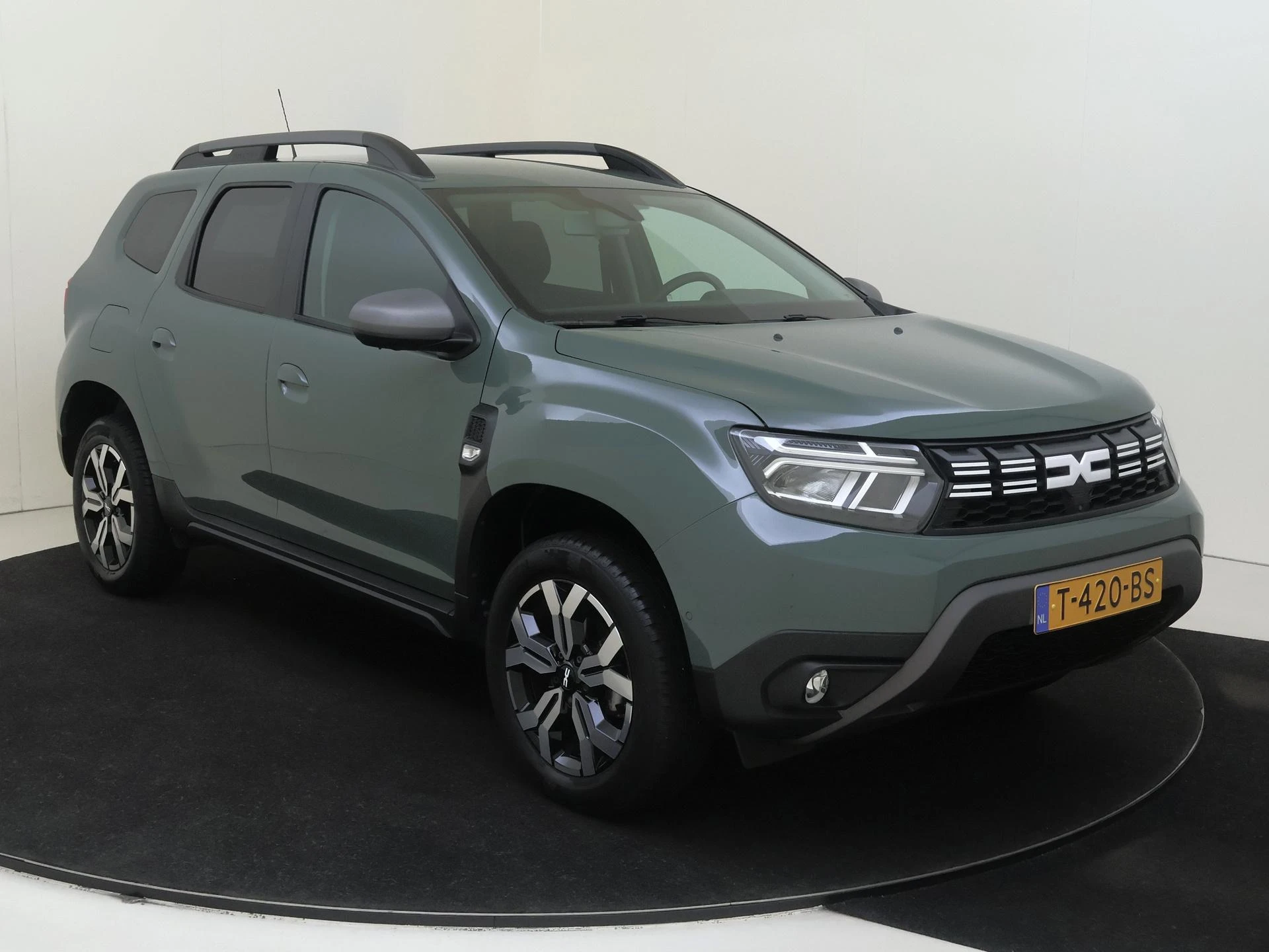Dacia Duster met kenteken T-420-BS – autofoto 2
