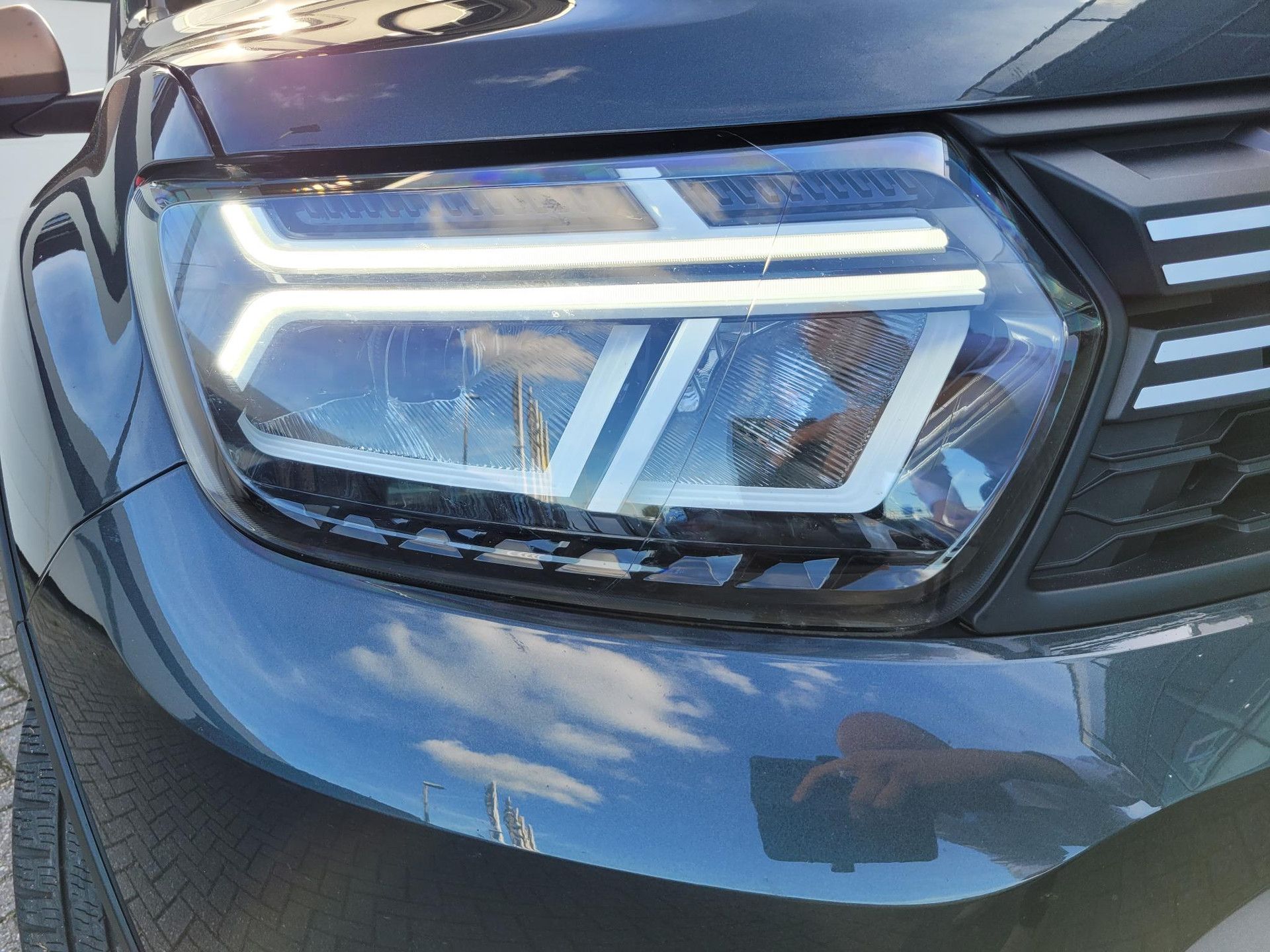 Dacia Duster met kenteken X-051-ND – autofoto 2