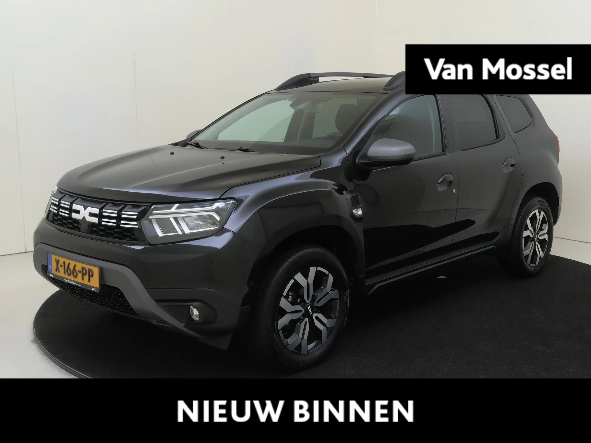 Dacia Duster met kenteken X-166-PP – autofoto 2