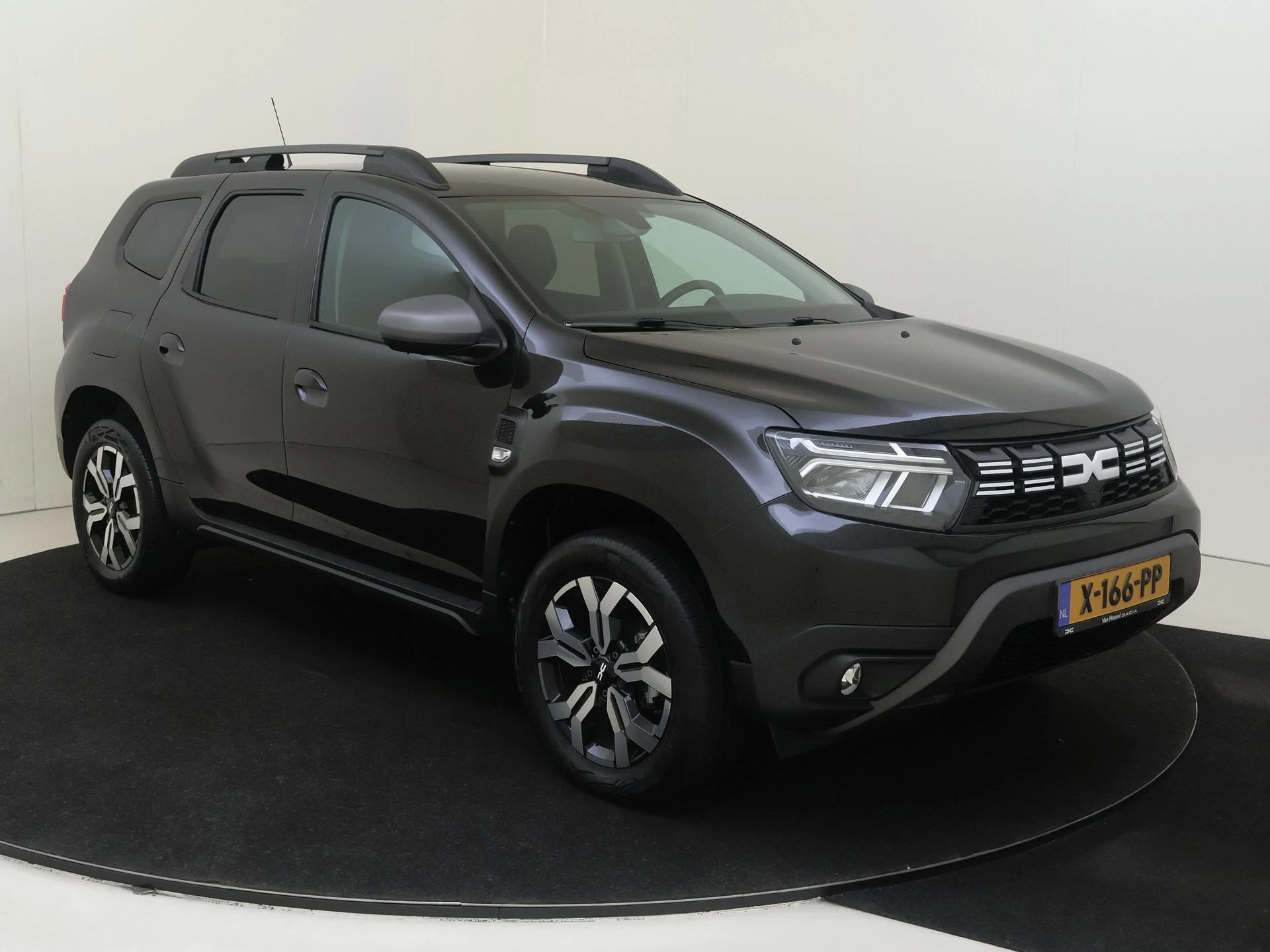 Dacia Duster met kenteken X-166-PP – autofoto 3